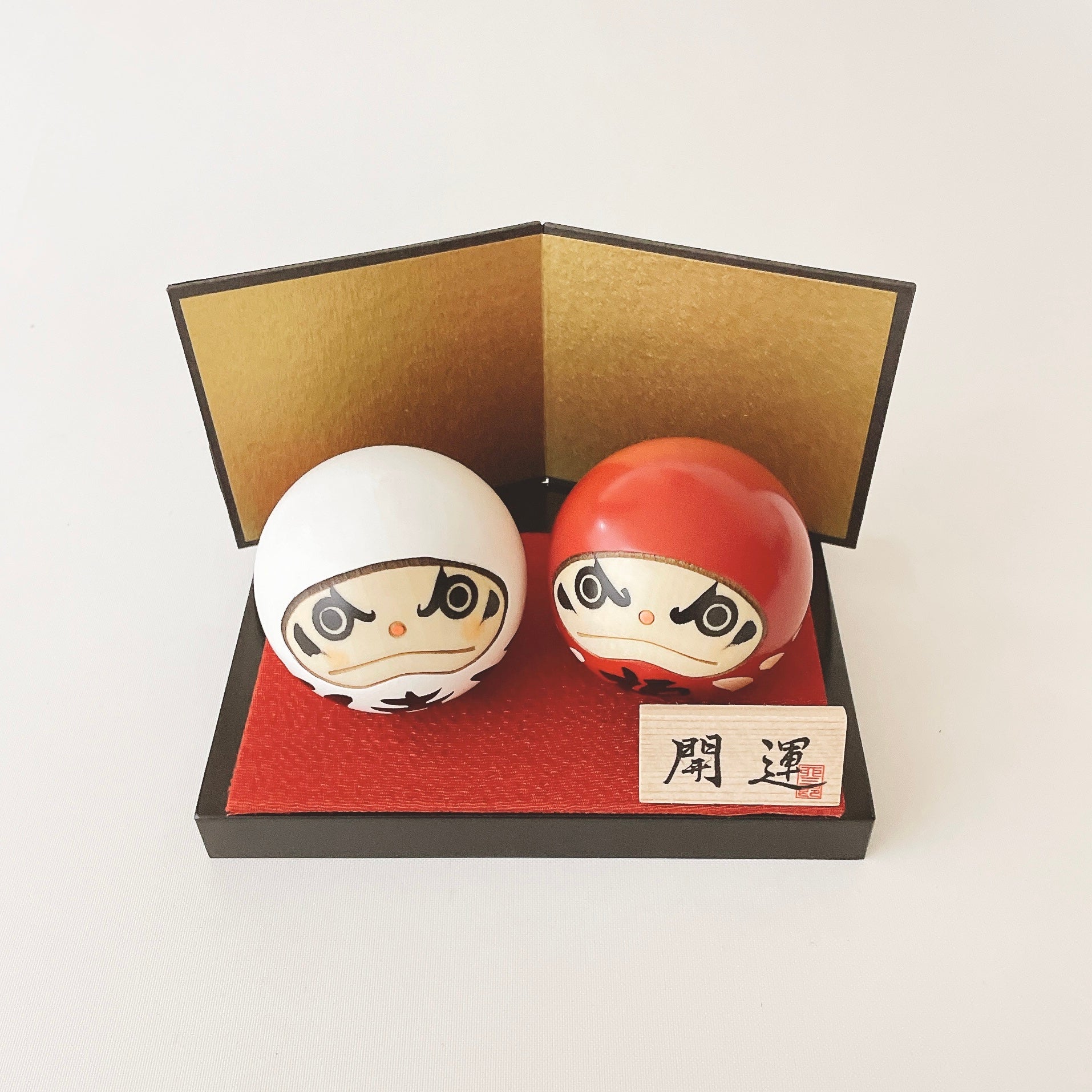 usaburo-kokeshi-kofuku-daruma-rouge-blanc-set-duo-porte-bonheur-58x58x50mm image 3