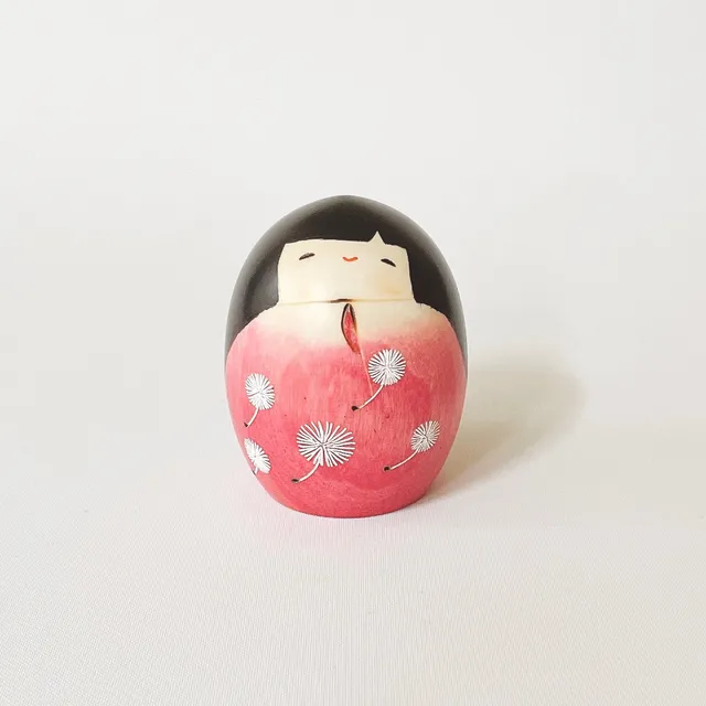 usaburo-kokeshi-tampopo-s-pink-figurine-artisanale-70-mm image 1