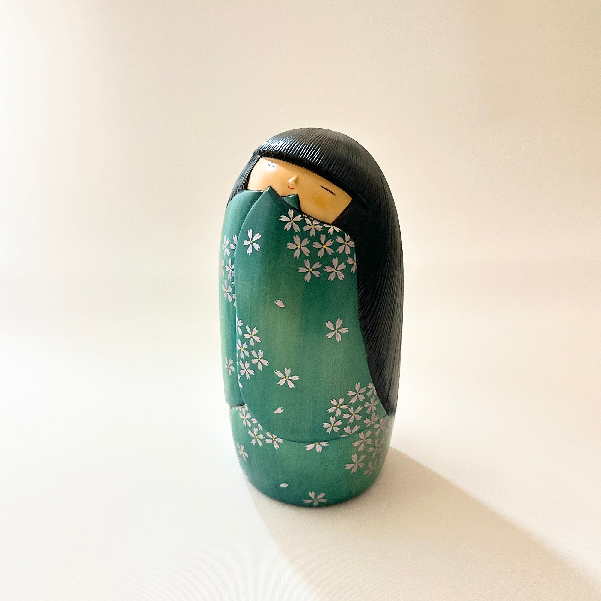 usaburo-kokeshi-yozakura-cerisiers-de-nuit-figurine-hana-monogatari-21-cm-dition image 2