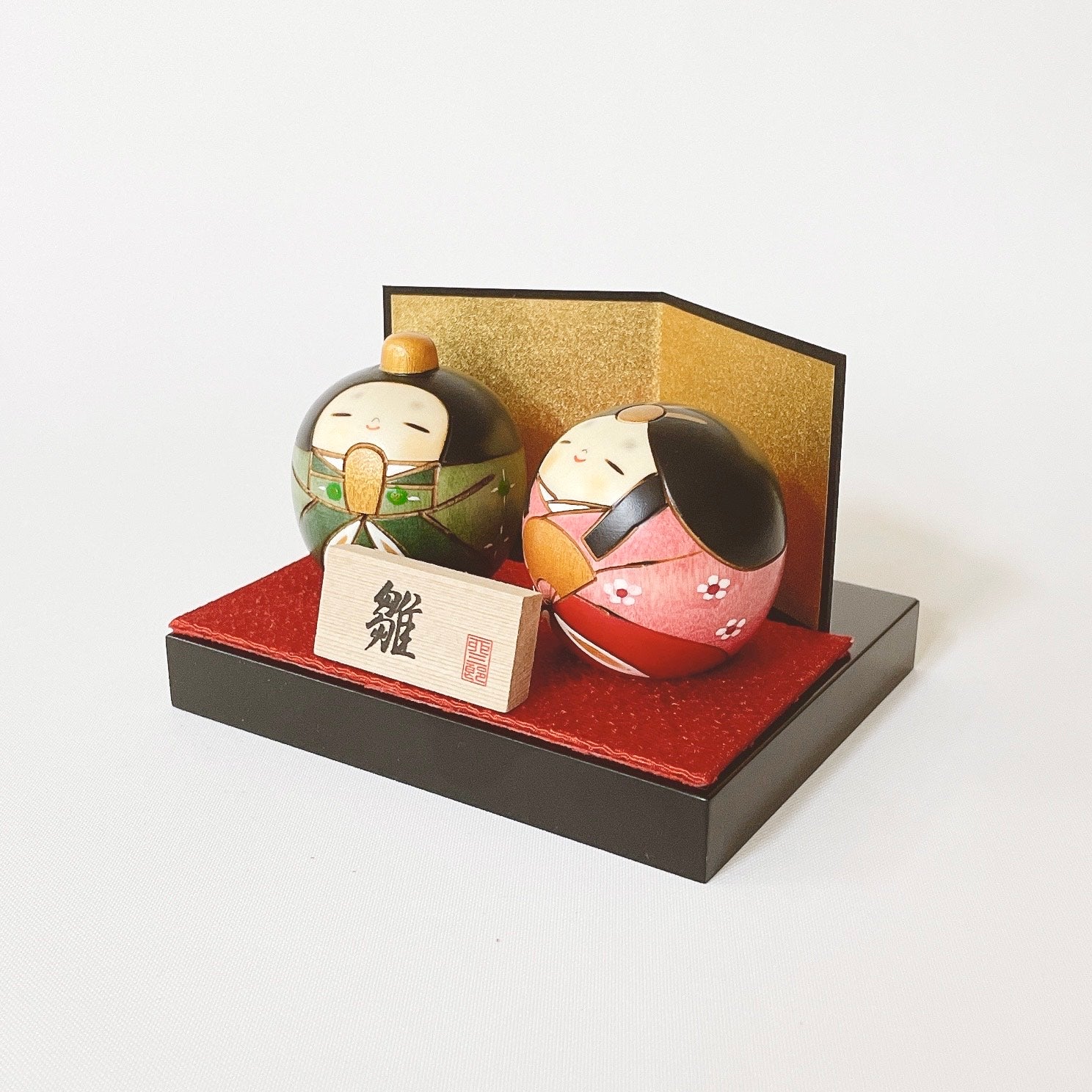 usaburo-kokeshi-tsubura-hina-set-duo-poup-es-hina-rondes-avec-d-cor image 2