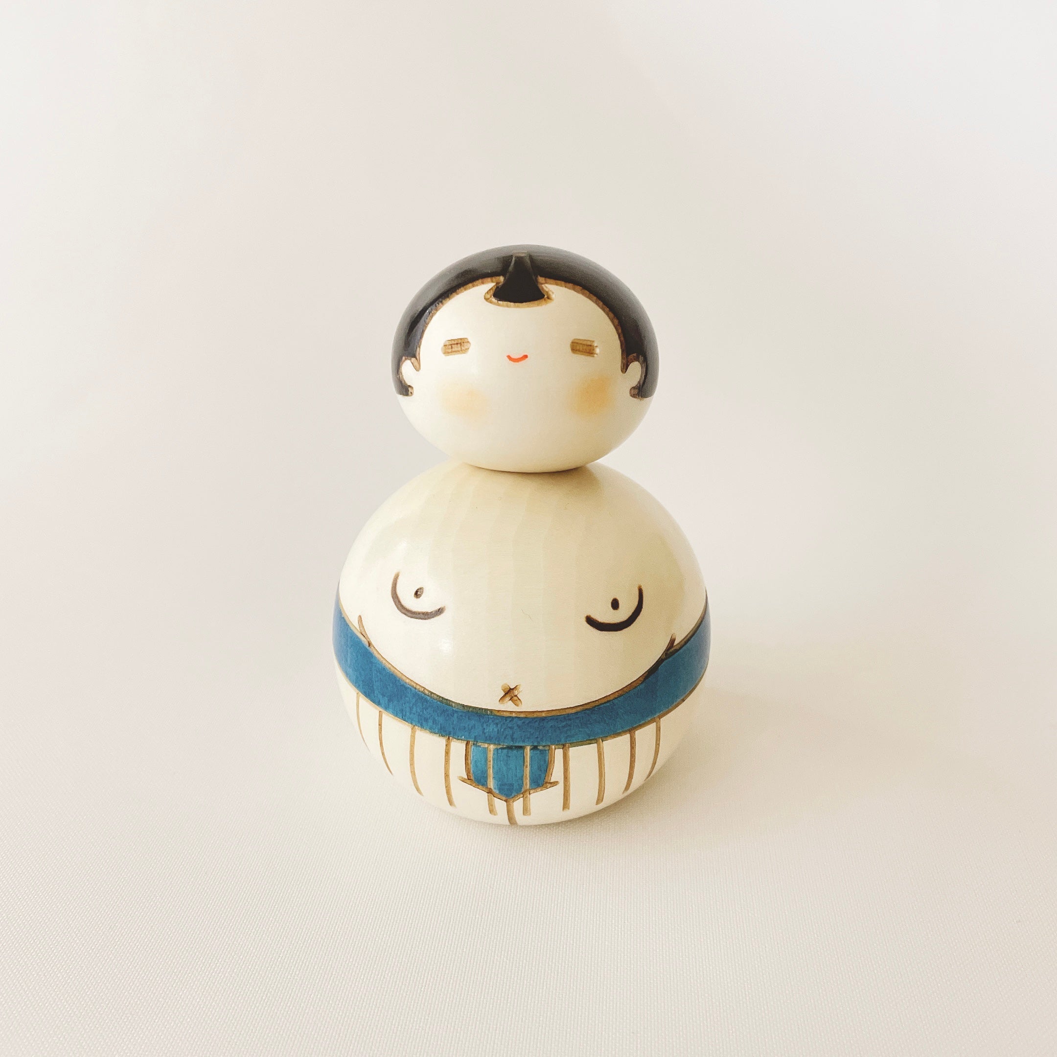 usaburo-kokeshi-osum-san-lutteur-sumo-bleu-figurine-artisanale-9-cm image 1