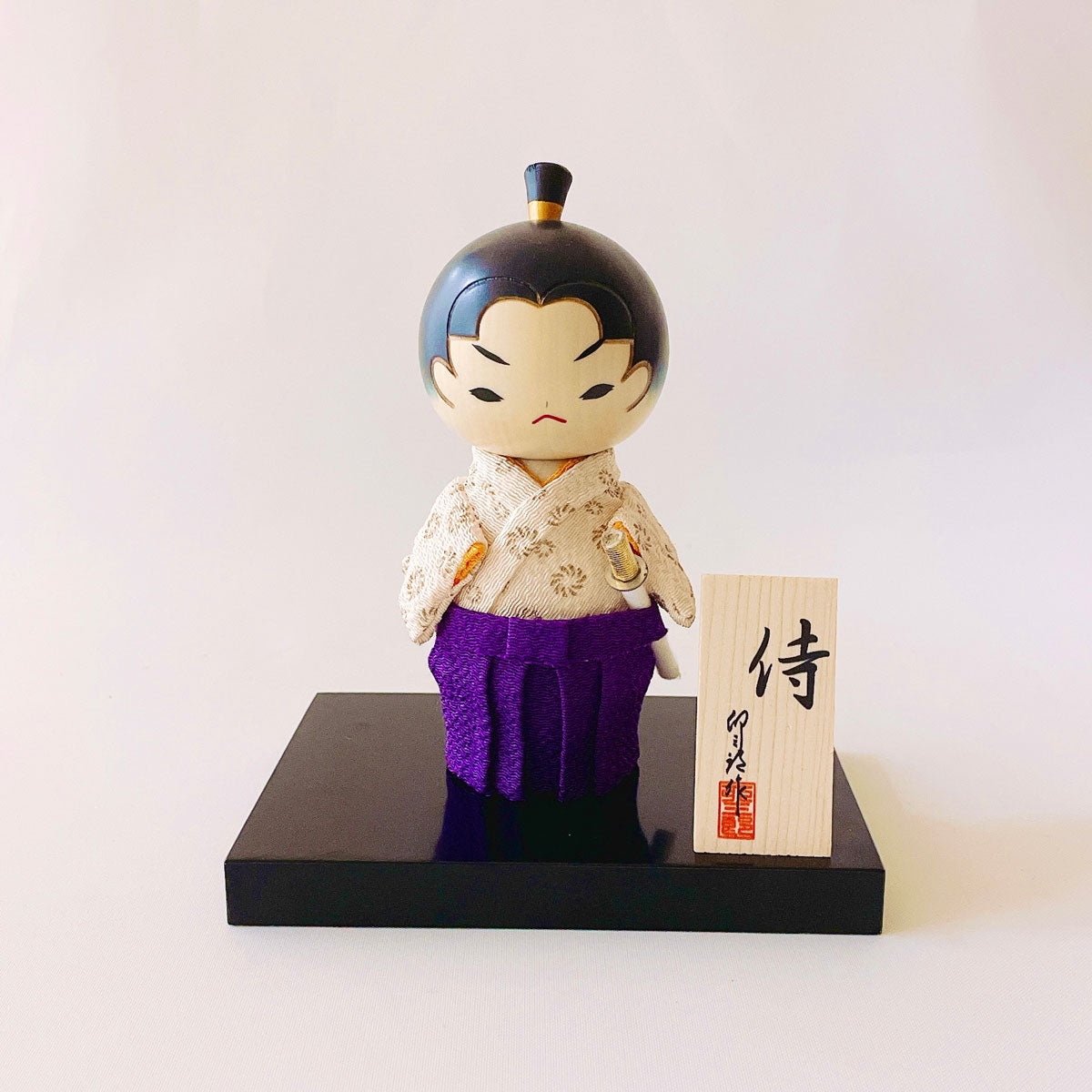 usaburo-kokeshi-samurai-blanc-chirimen-figurine-145-mm-socle image 1