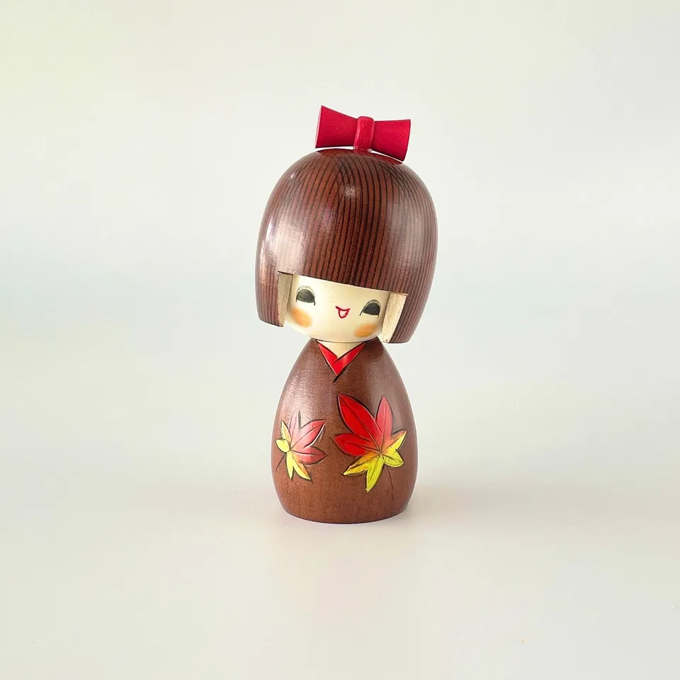 usaburo-kokeshi-kaede-chan-figurine-yura-koro-artisanale-14-cm image 1