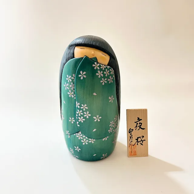 usaburo-kokeshi-yozakura-cerisiers-de-nuit-figurine-hana-monogatari-21-cm-dition image 1