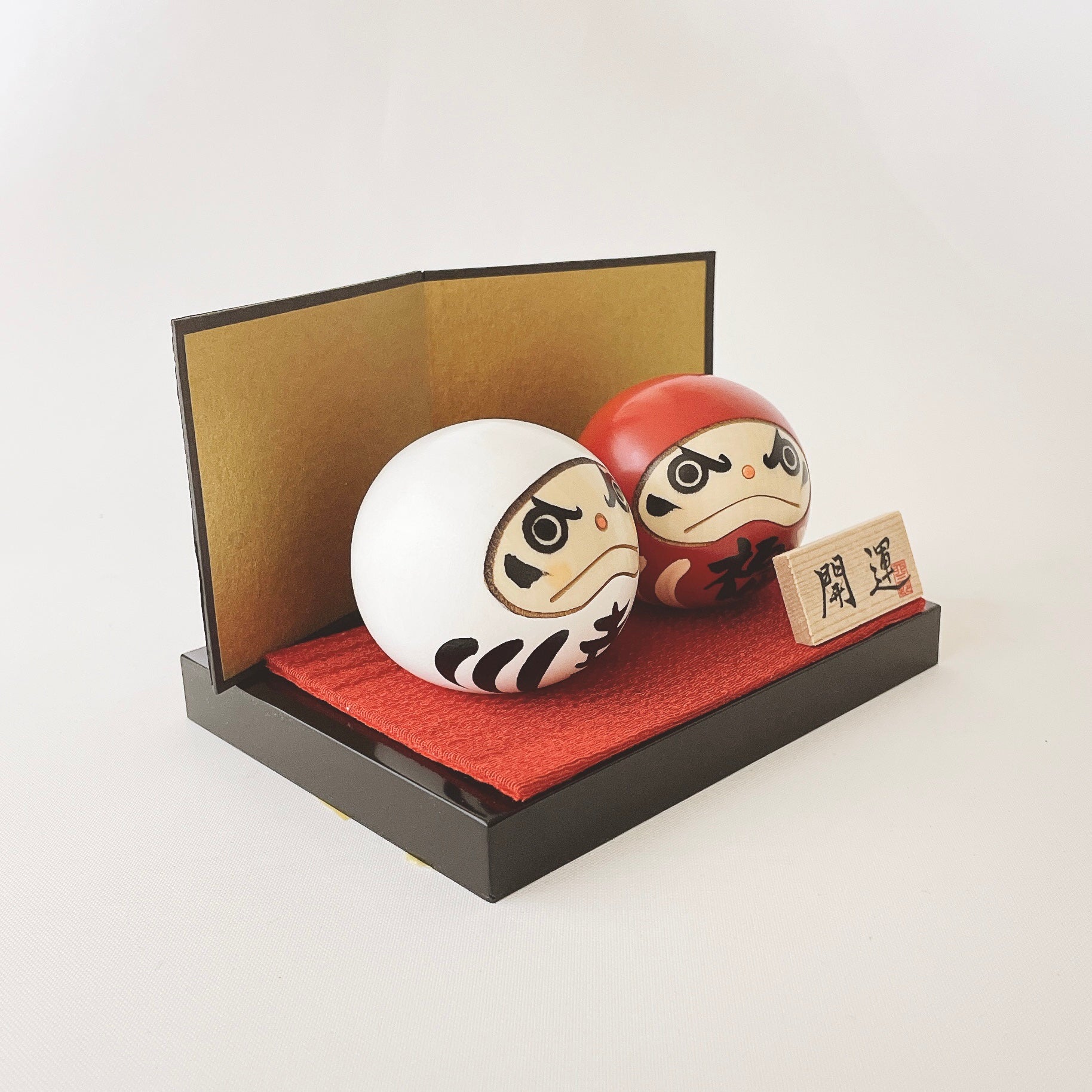usaburo-kokeshi-kofuku-daruma-rouge-blanc-set-duo-porte-bonheur-58x58x50mm image 4