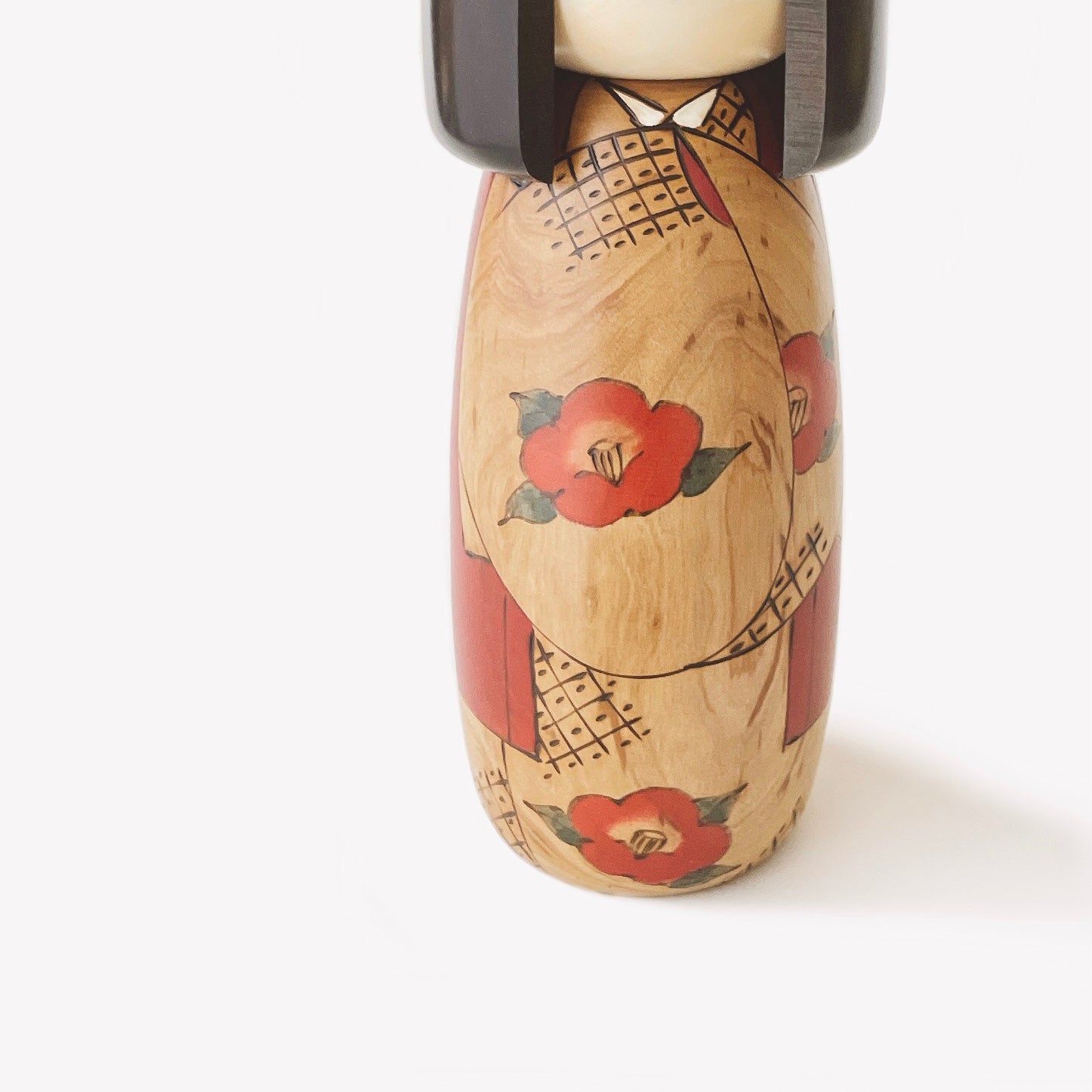 usaburo-kokeshi-kantsubaki-camellia-hiver-s-figurine-kokeshi-artisanale image 3