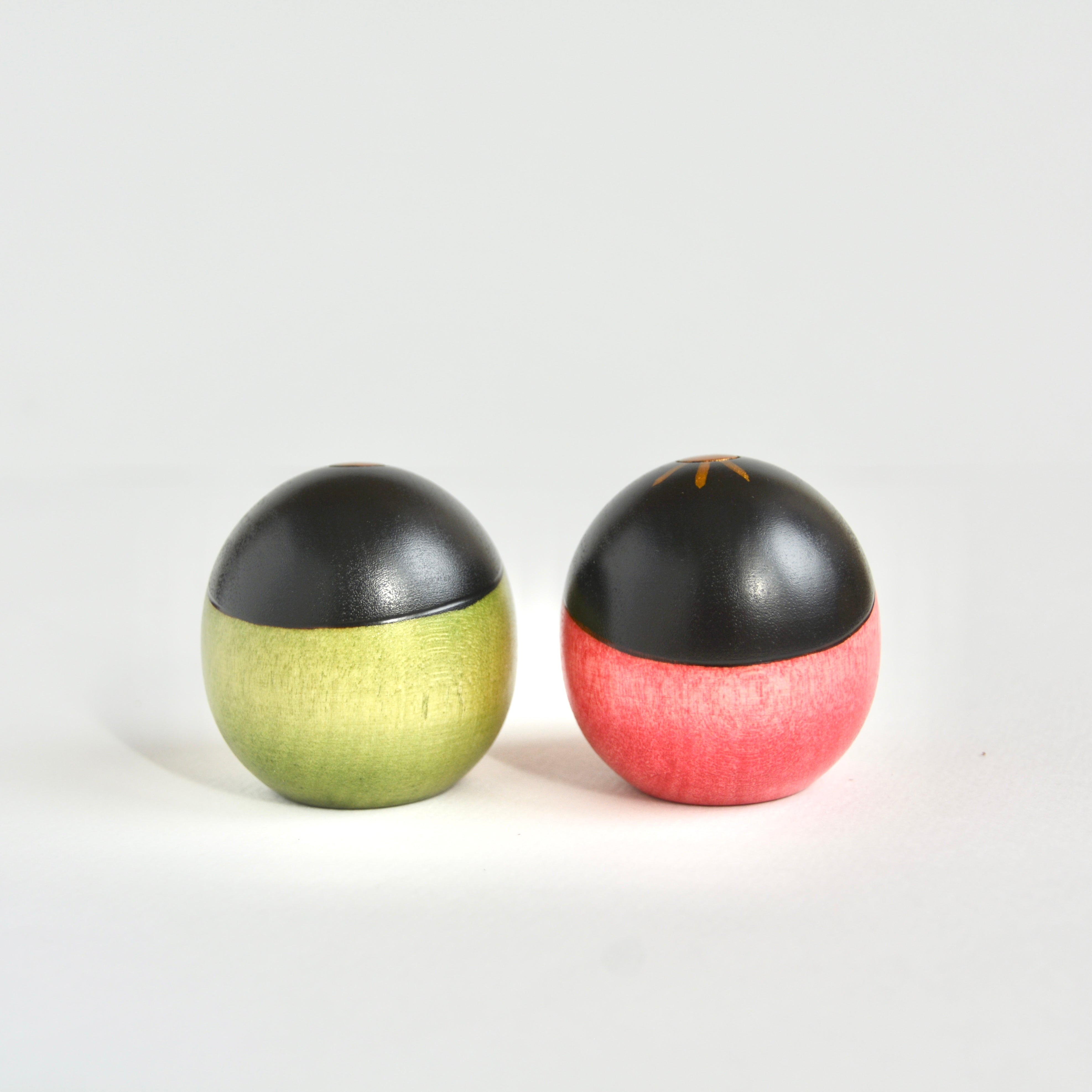 usaburo-kokeshi-shiawase-hina-bonheur-set-artisanal-avec-socle image 4