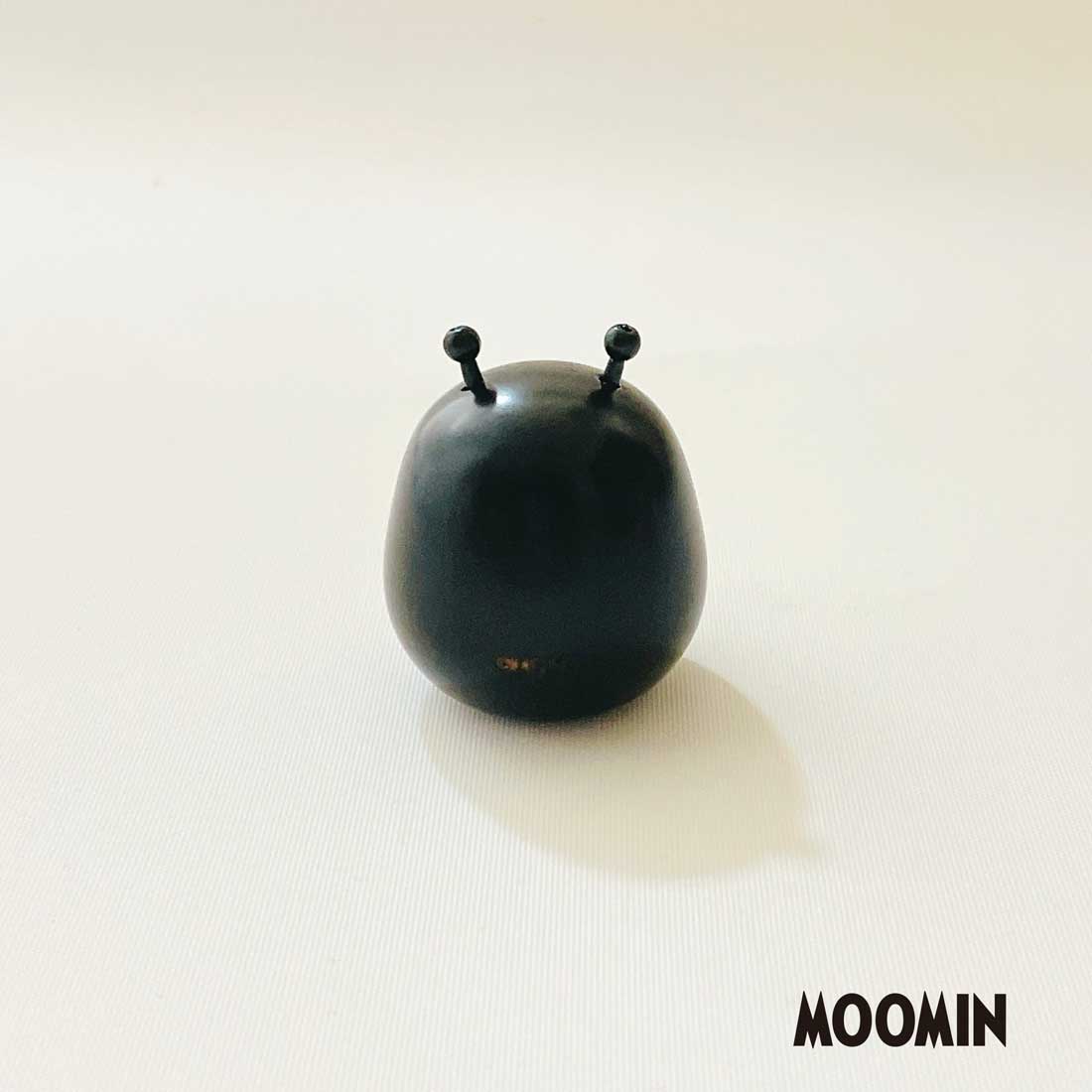 usaburo-kokeshi-stinky-s-figurine-moomin-artisanale-paume image 3