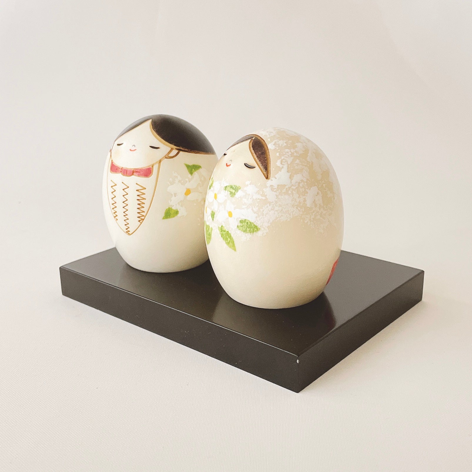usaburo-kokeshi-shiawase-wedding-duo-figurines-mariage-7-cm-socle image 2