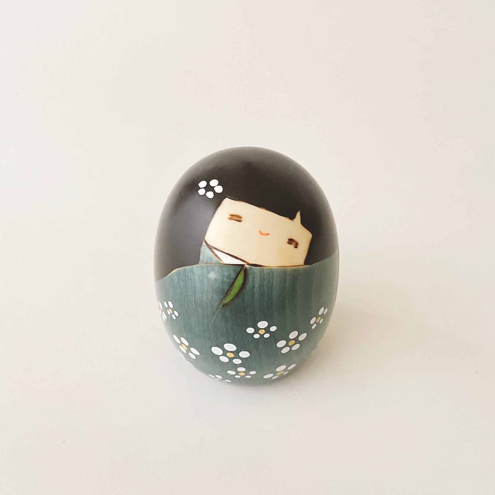 usaburo-kokeshi-shiawase-l-verte-figurine-bonheur-prune image 5