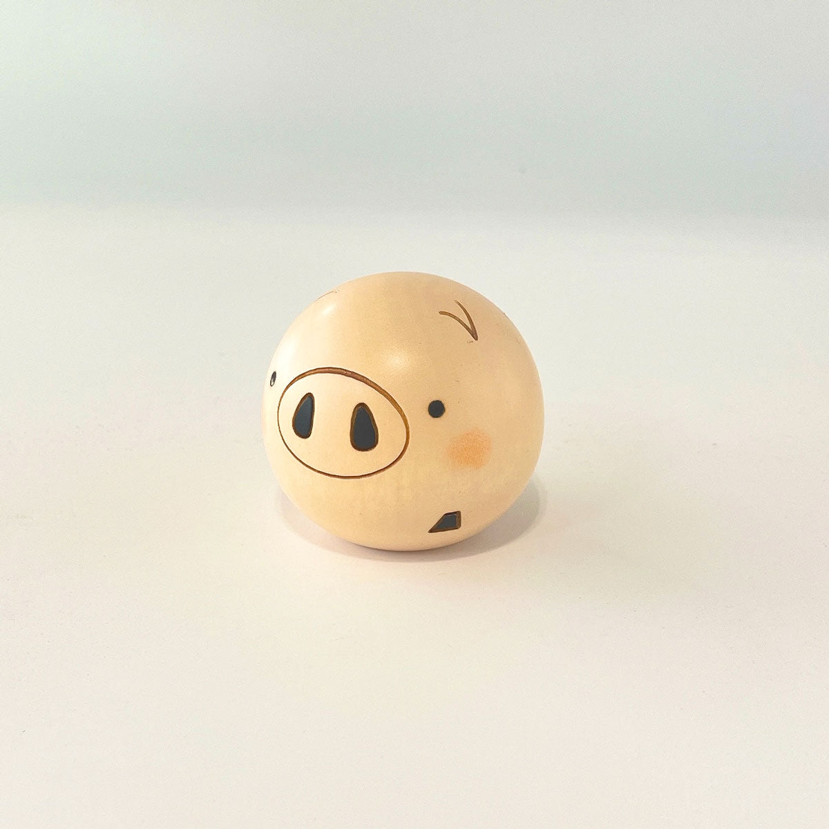usaburo-kokeshi-yurakoro-pig-figurine-miniature-roulante-cochon-en-bois image 2