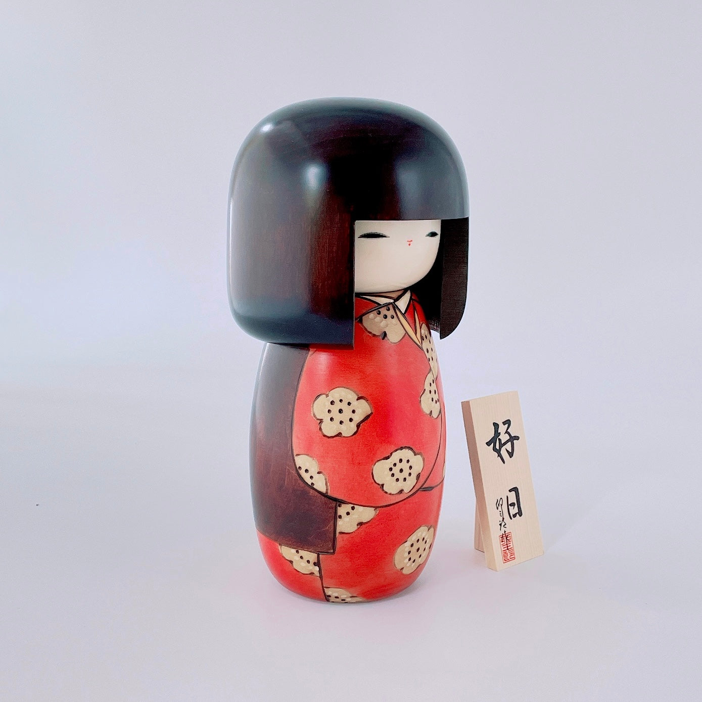 usaburo-kokeshi-k-jitsu-red-l-poup-e-kokeshi-artisanale-24-cm image 3
