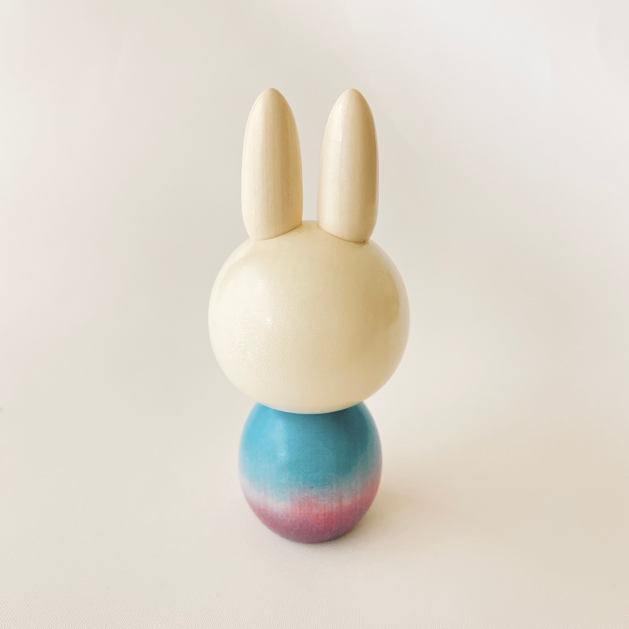 usaburo-kokeshi-usa-chan-lapin-bleu-figurine-artisanale image 3