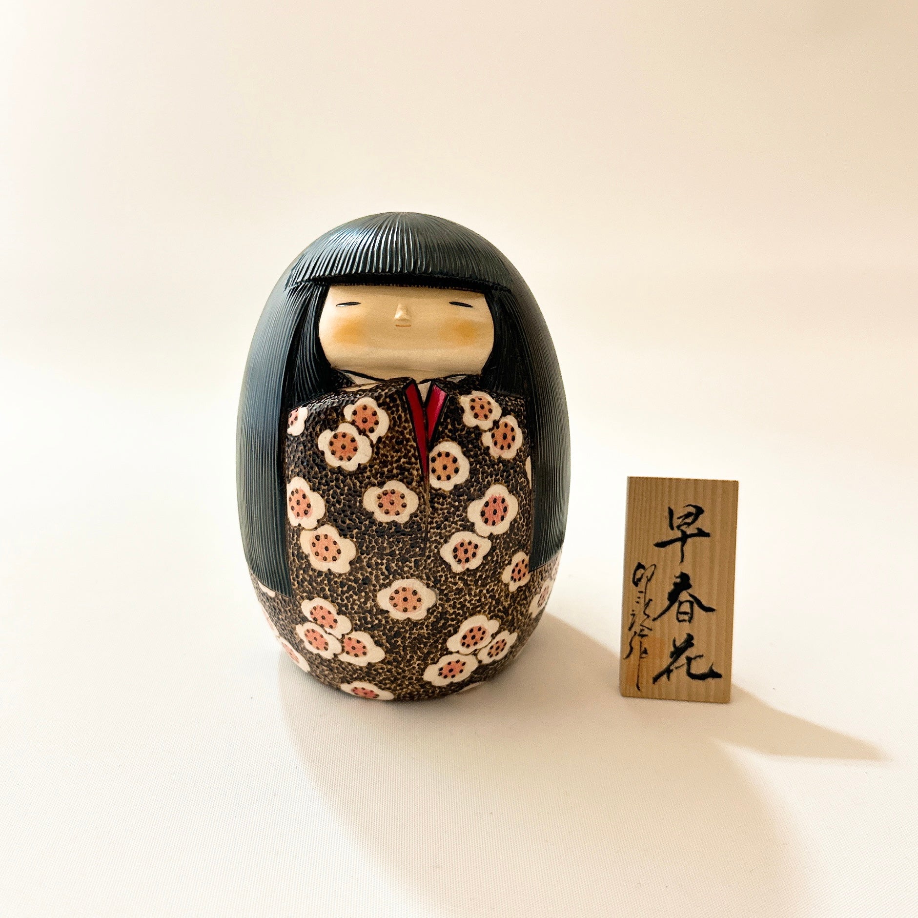 usaburo-kokeshi-s-shun-ka-fleurs-de-printemps-figurine-hana-monogatari-12-cm-dit image 1