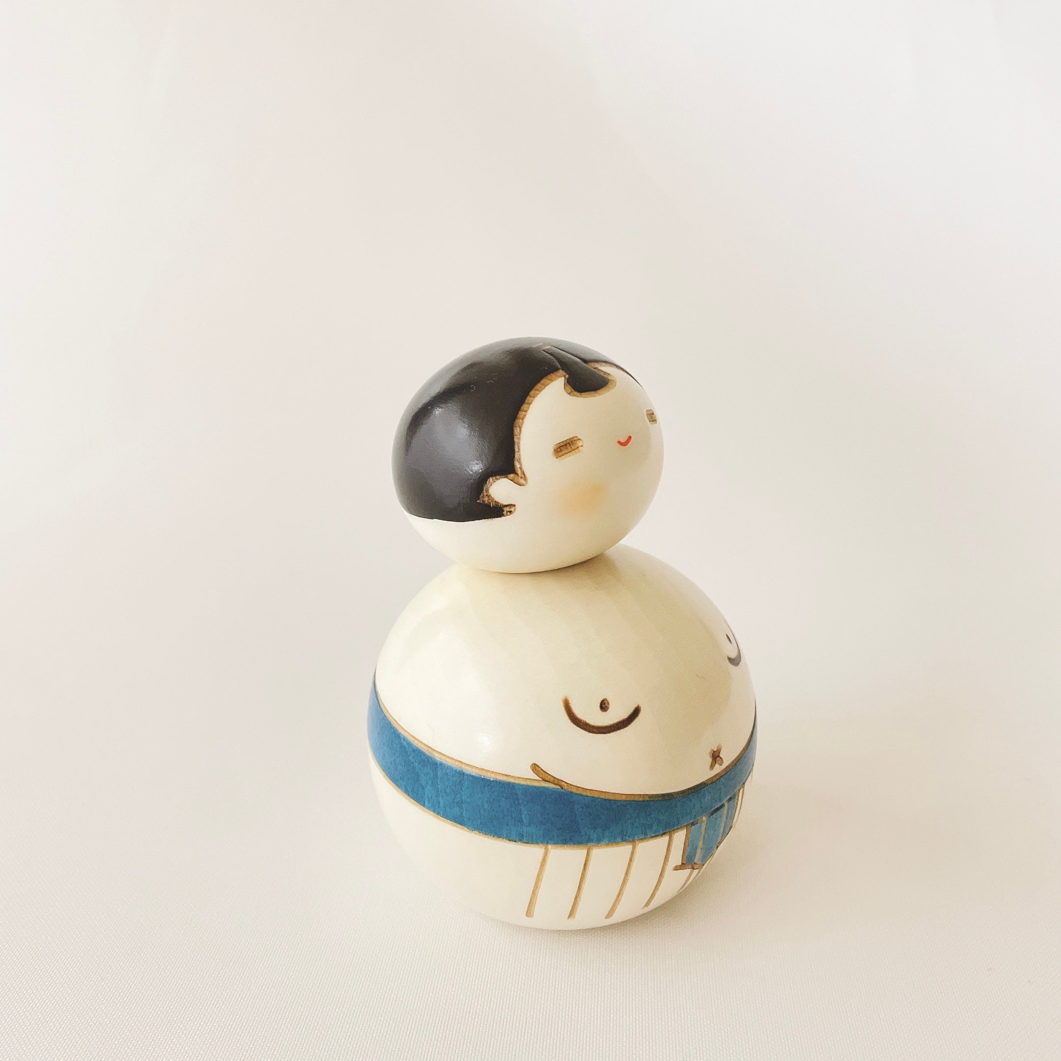 usaburo-kokeshi-osum-san-lutteur-sumo-bleu-figurine-artisanale-9-cm image 4