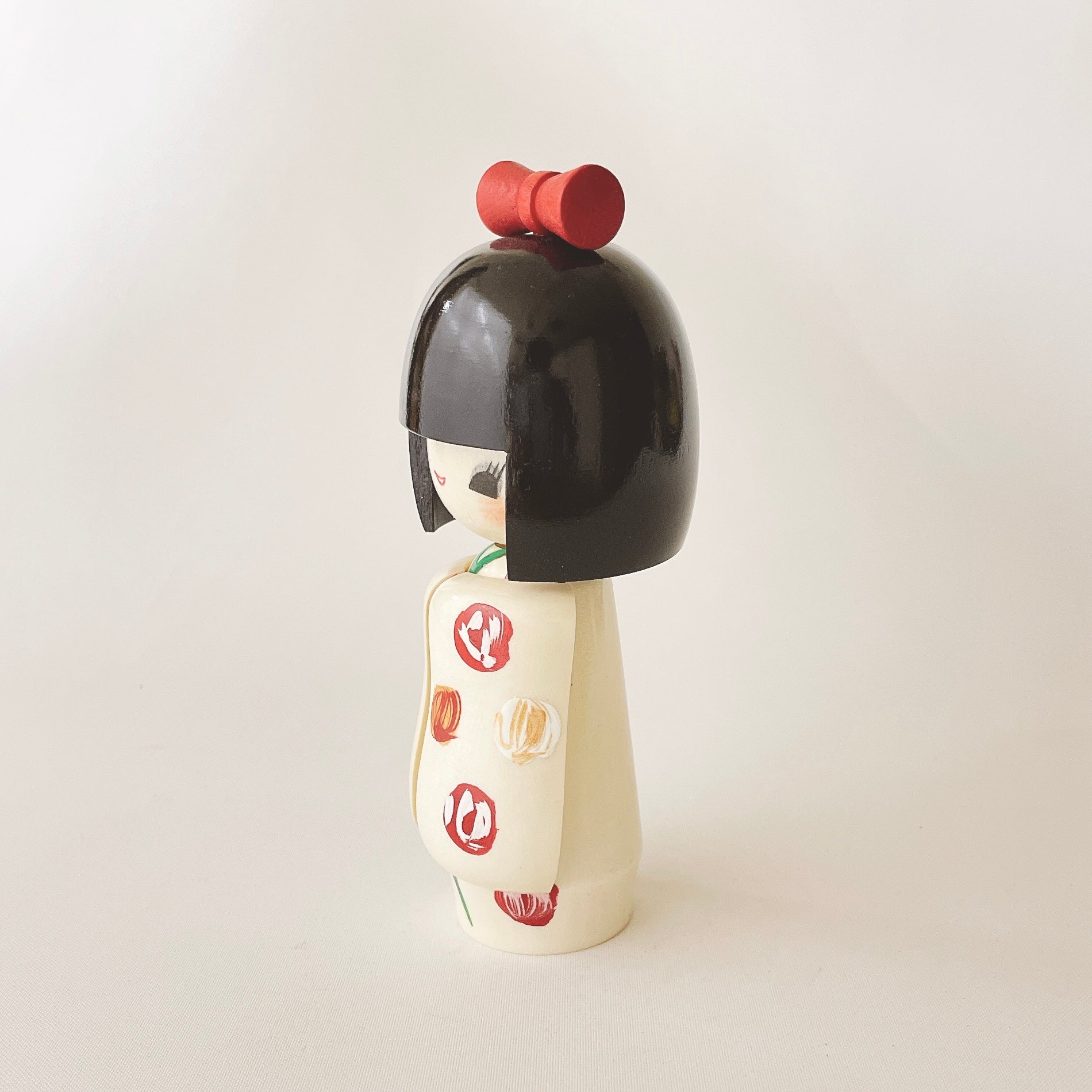 usaburo-kokeshi-otome-sode-figurine-kimono-15-cm image 4