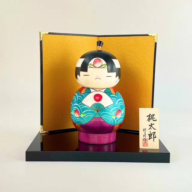 usaburo-kokeshi-momotar-l-set-figurine-bonfire-avec-pr-sentoir image 1
