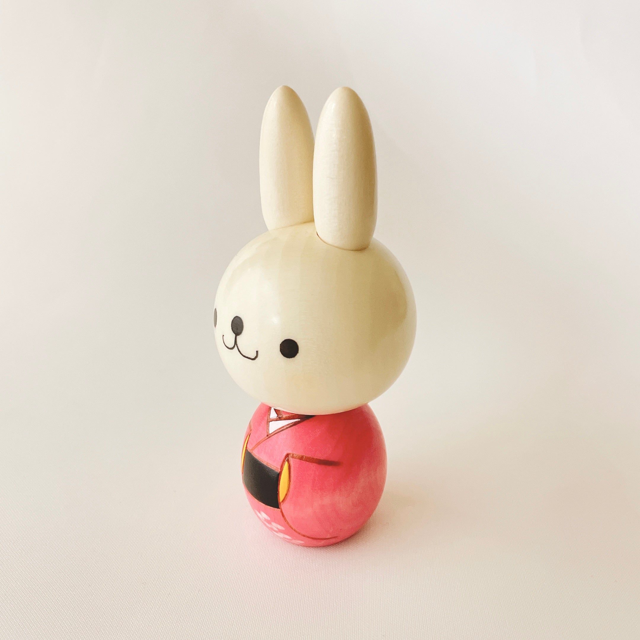 usaburo-kokeshi-usa-chan-lapin-rose-figurine-artisanale-13-cm image 2