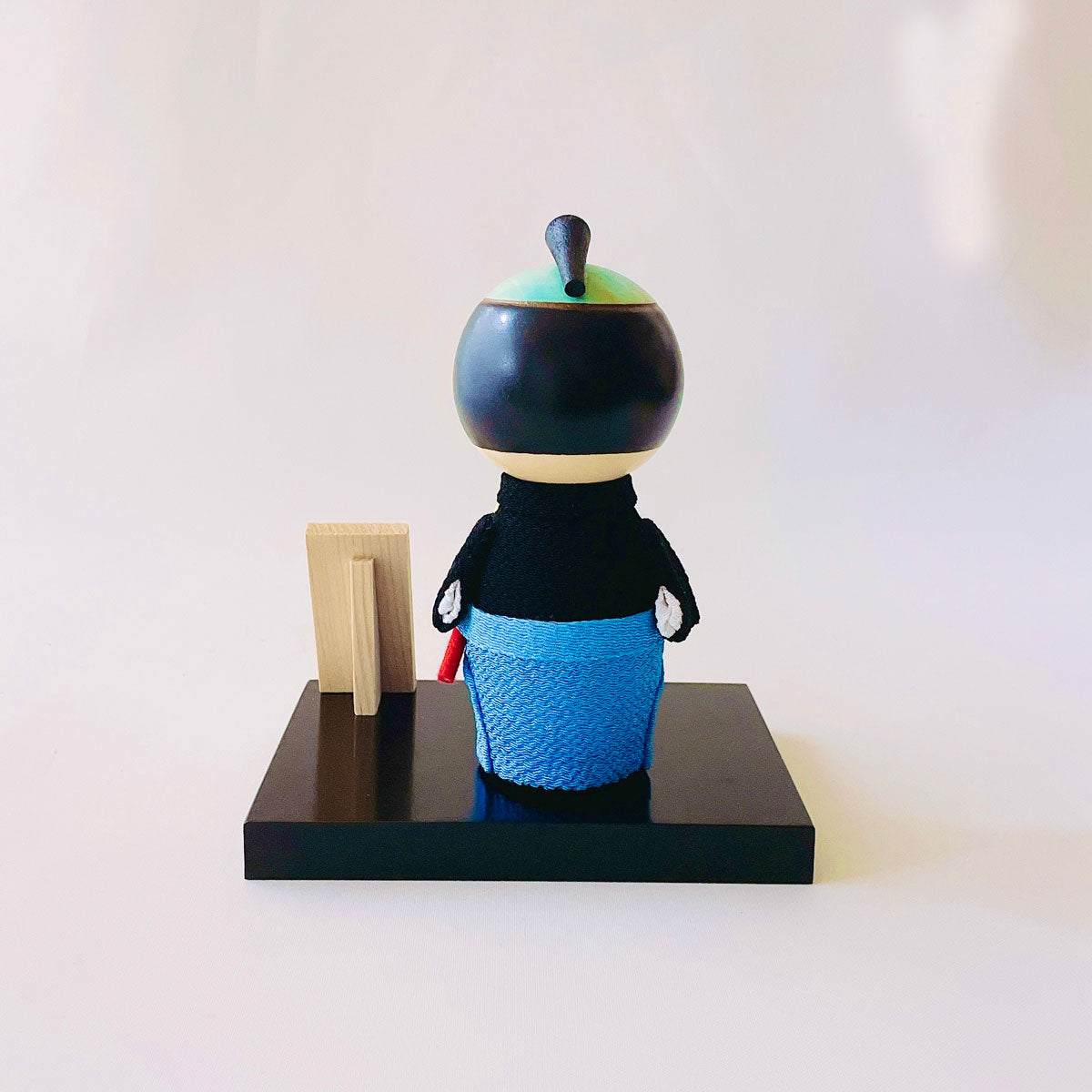 usaburo-kokeshi-samurai-black-chirimen-figurine-yura-koro-58-x-58-x-145-mm-socle image 4
