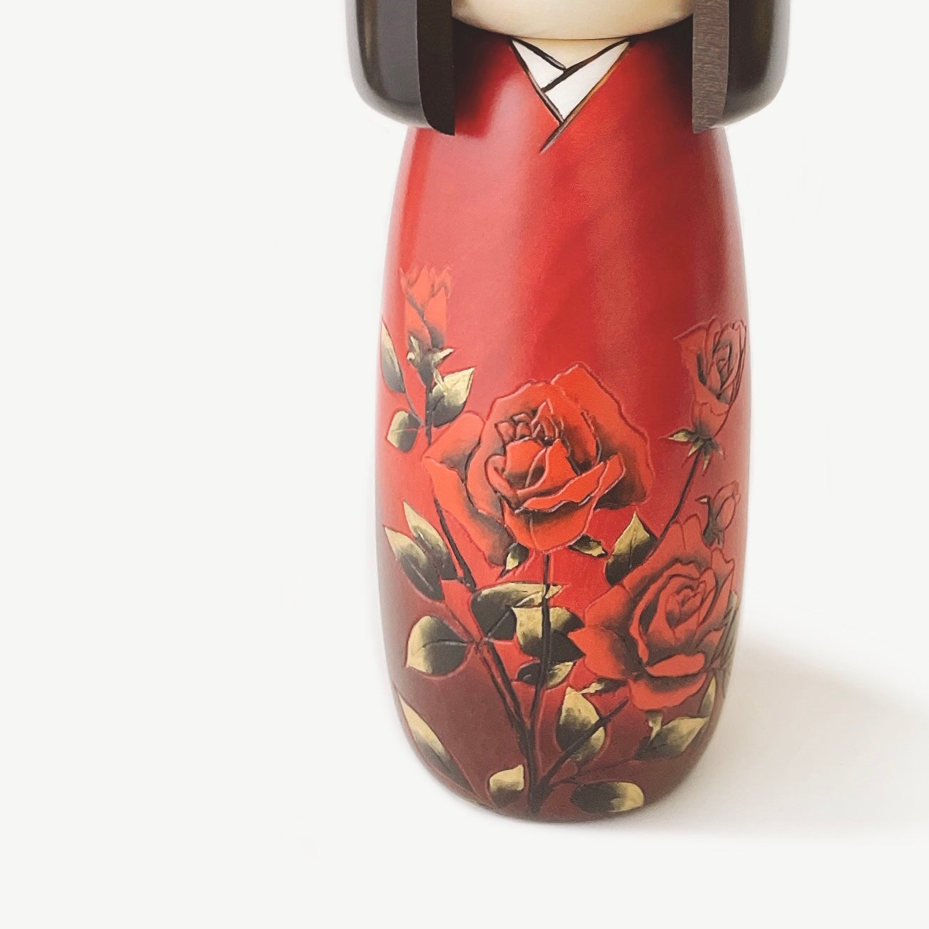 usaburo-kokeshi-beni-bara-rose-rouge-poup-e-kokeshi-artisanale-26-cm image 3