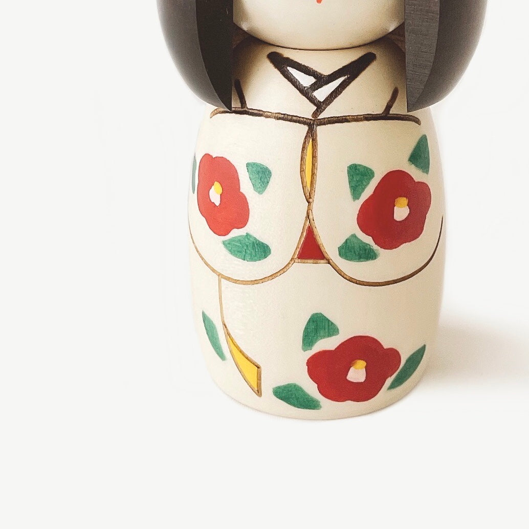 usaburo-kokeshi-ribbon-poup-e-kokeshi-blanche-14-5-cm-motif-tsubaki image 3
