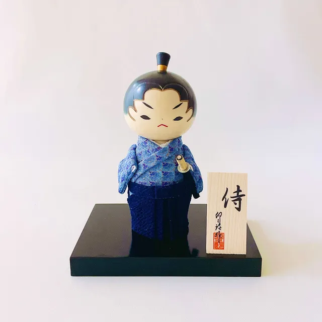 usaburo-kokeshi-samurai-nami-waves-chirimen-figurine-artisanale-yura-koro image 1