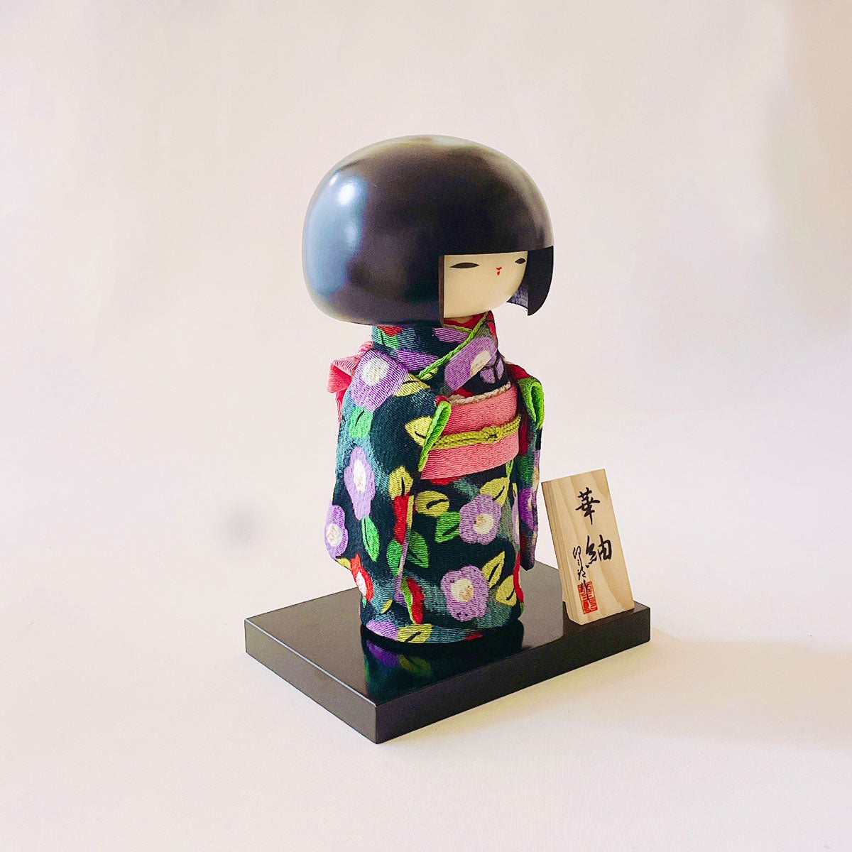usaburo-kokeshi-hana-tsumugi-noir-chirimen-figurine-95-x-95-x-190-mm image 3