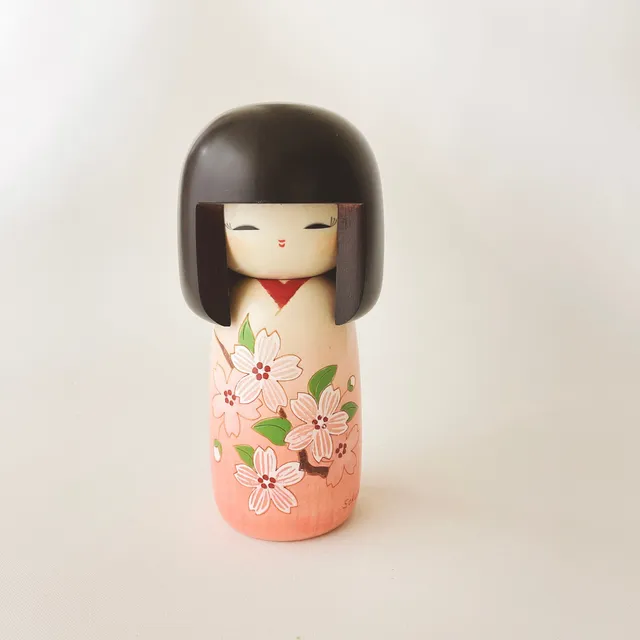 usaburo-kokeshi-sakura-fujikawa-figurine-fleurs-15-cm image 1