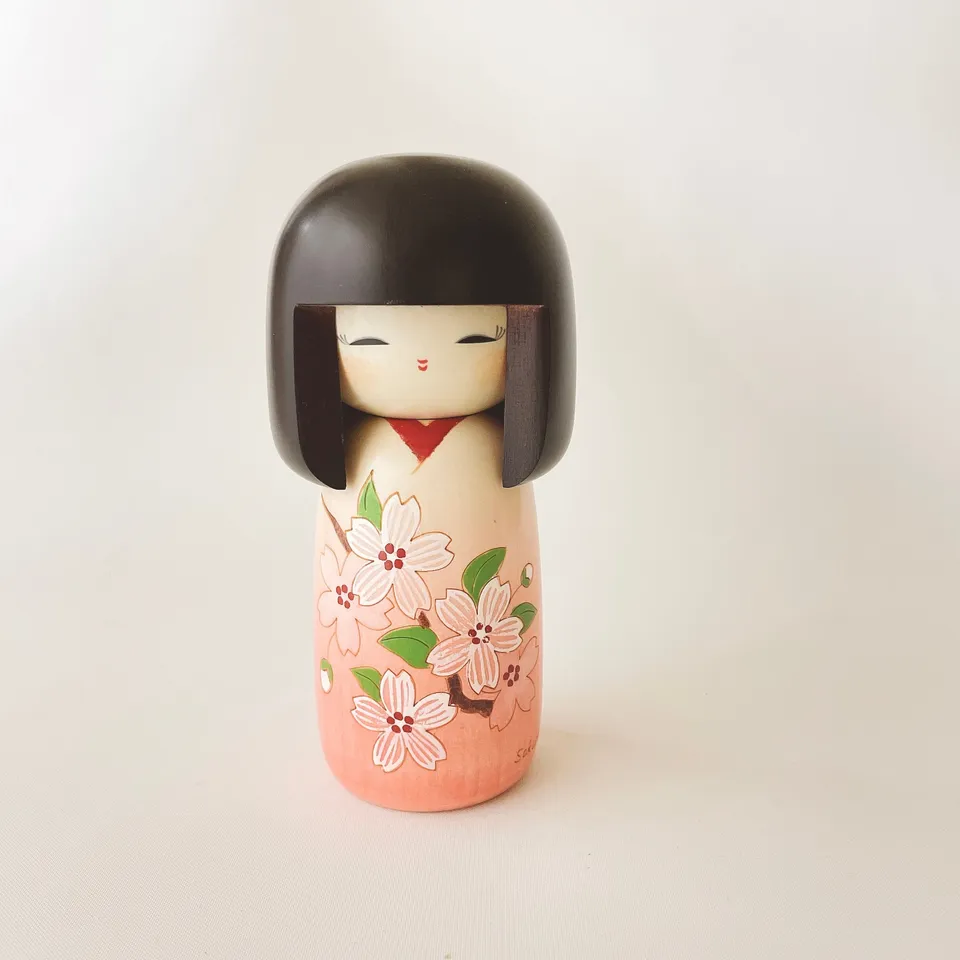 usaburo-kokeshi-sakura-fujikawa-figurine-fleurs-15-cm image 1