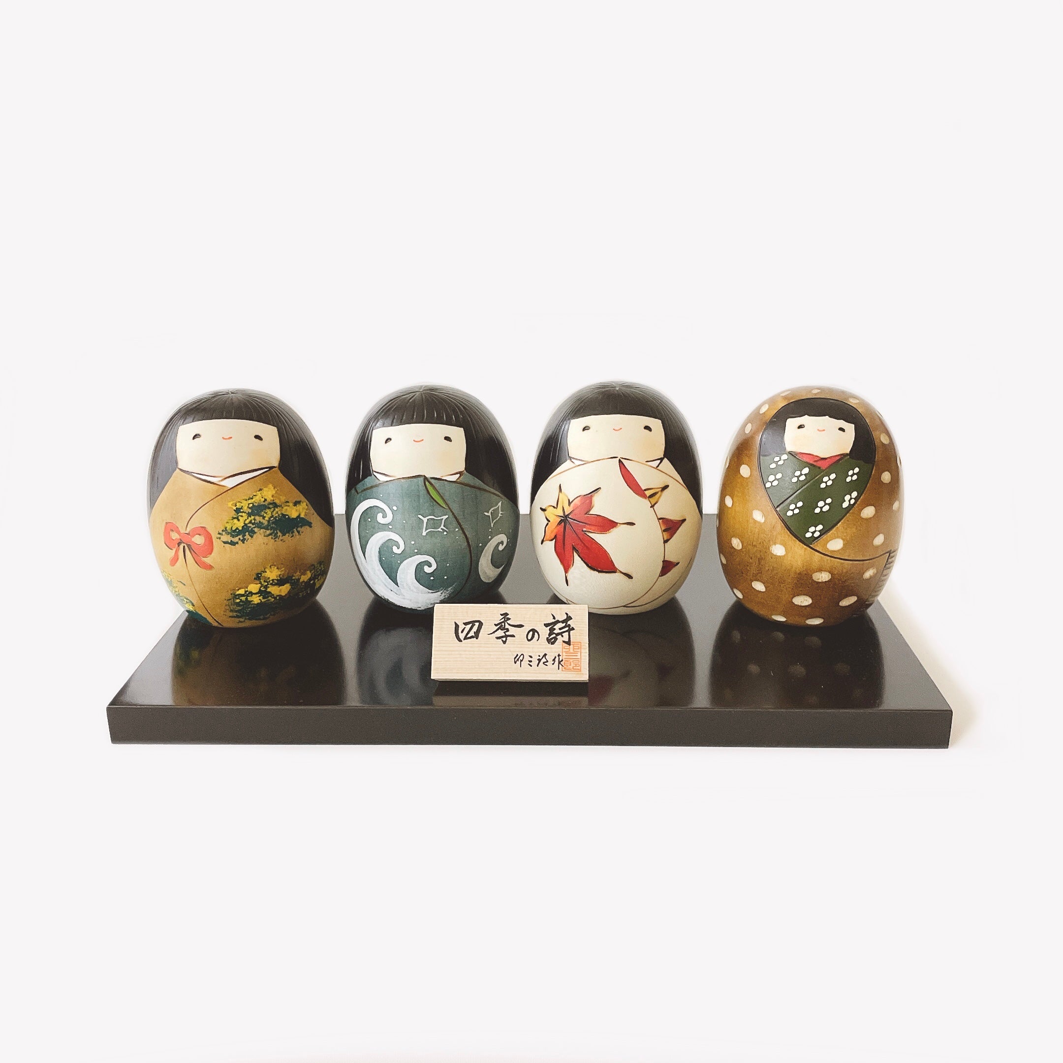 usaburo-kokeshi-shiki-no-uta-set-coffret-4-kokeshi-quatre-saisons-socle image 1