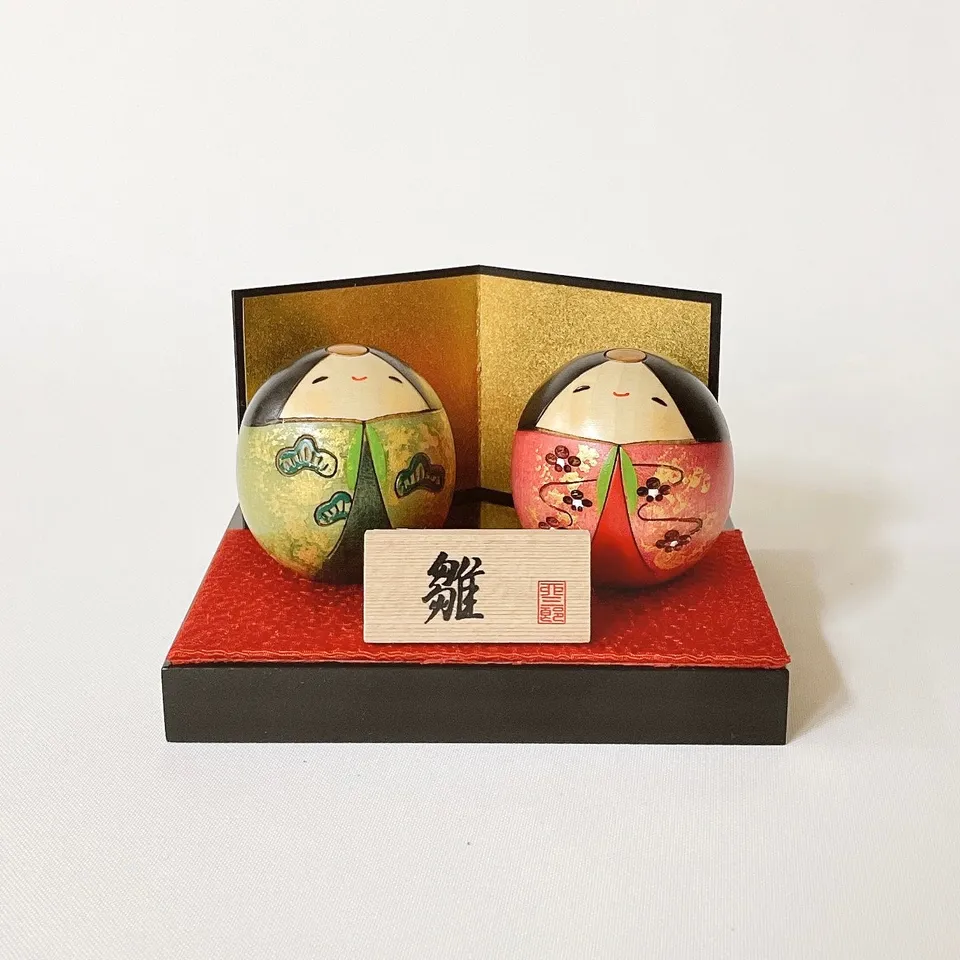 usaburo-kokeshi-shiawase-hina-bonheur-set-artisanal-avec-socle image 1