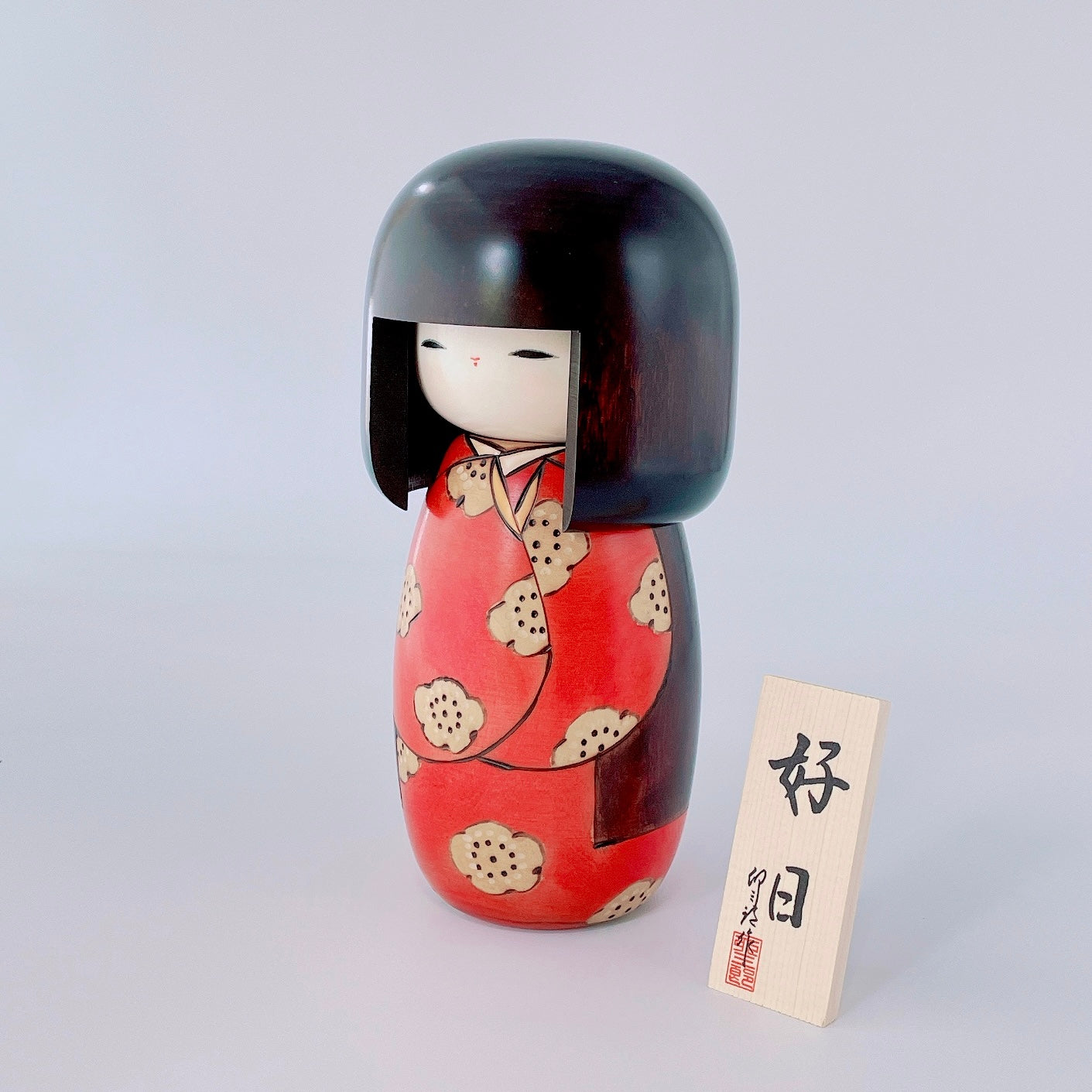 usaburo-kokeshi-k-jitsu-red-l-poup-e-kokeshi-artisanale-24-cm image 2