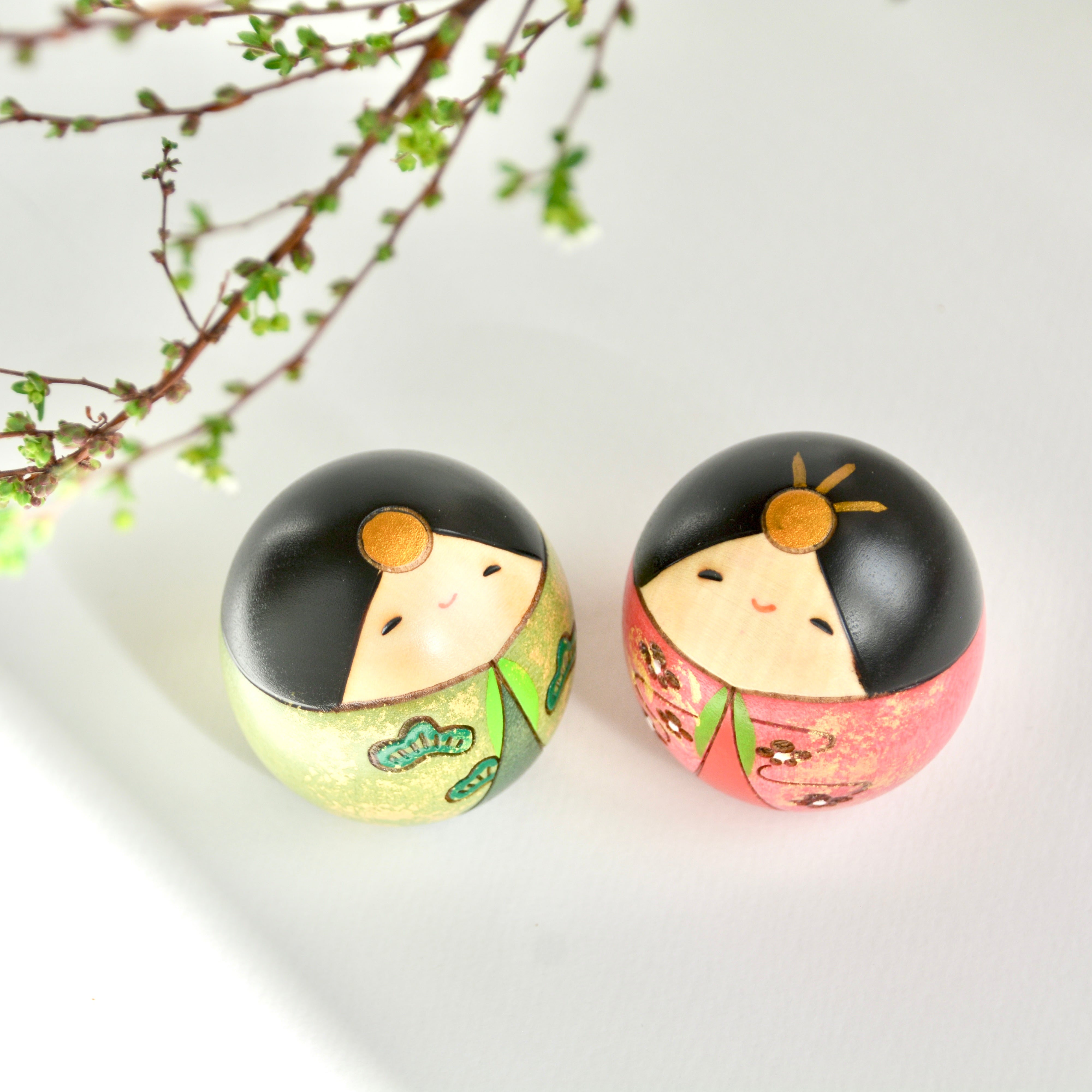 usaburo-kokeshi-shiawase-hina-bonheur-set-artisanal-avec-socle image 5