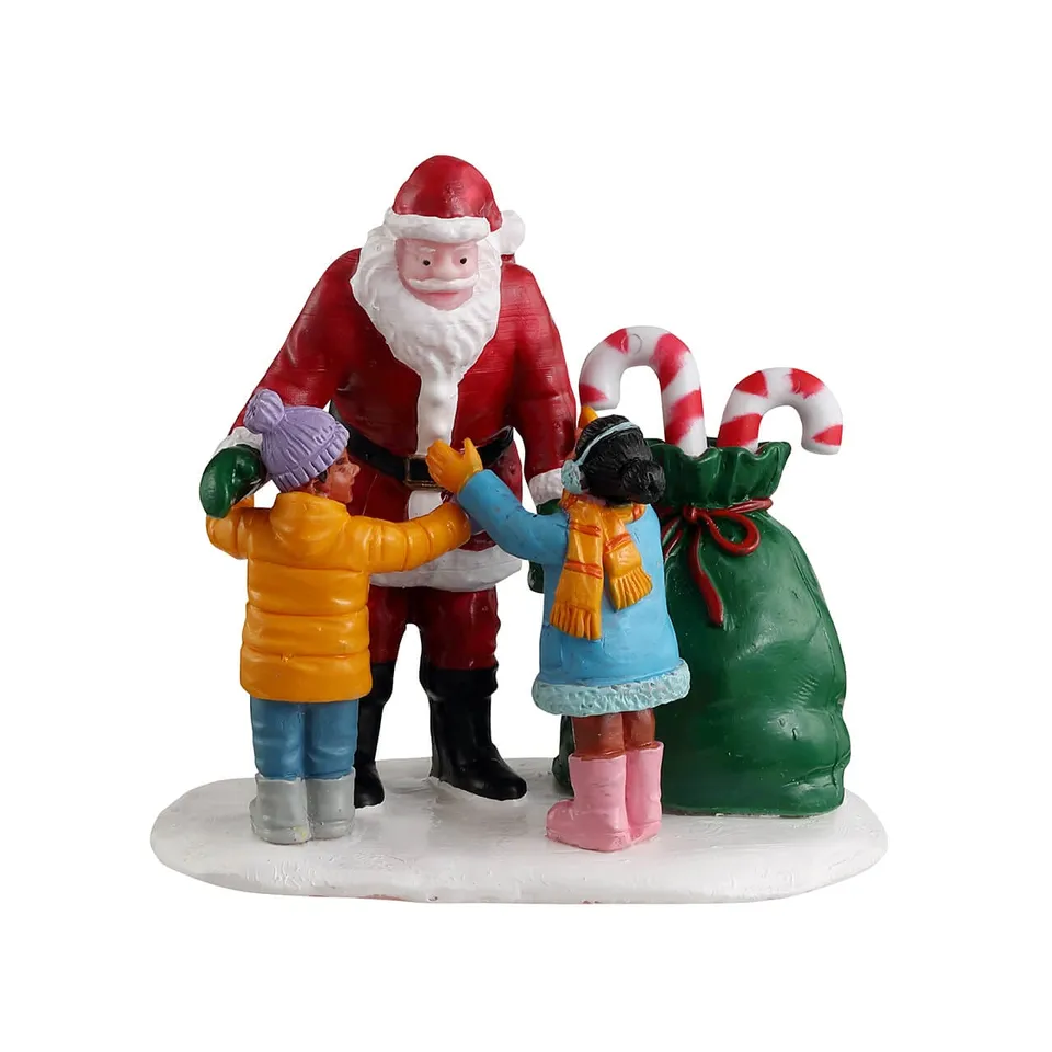 lemax-santa-gets-a-hug-figurine-p-re-no-l-et-enfants image 1