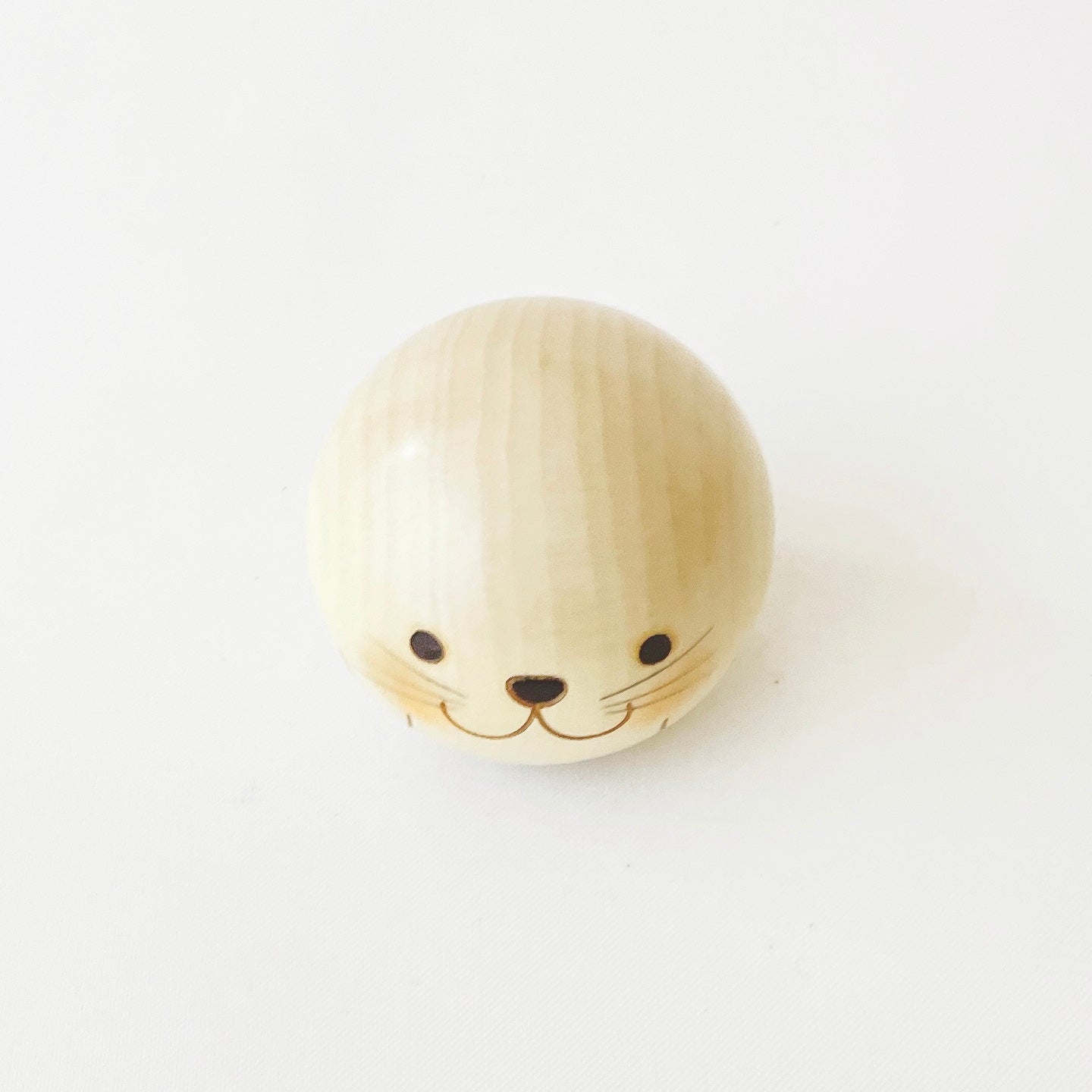 usaburo-kokeshi-yurakoro-phoque-figurine-bois-bascule-58-mm image 4