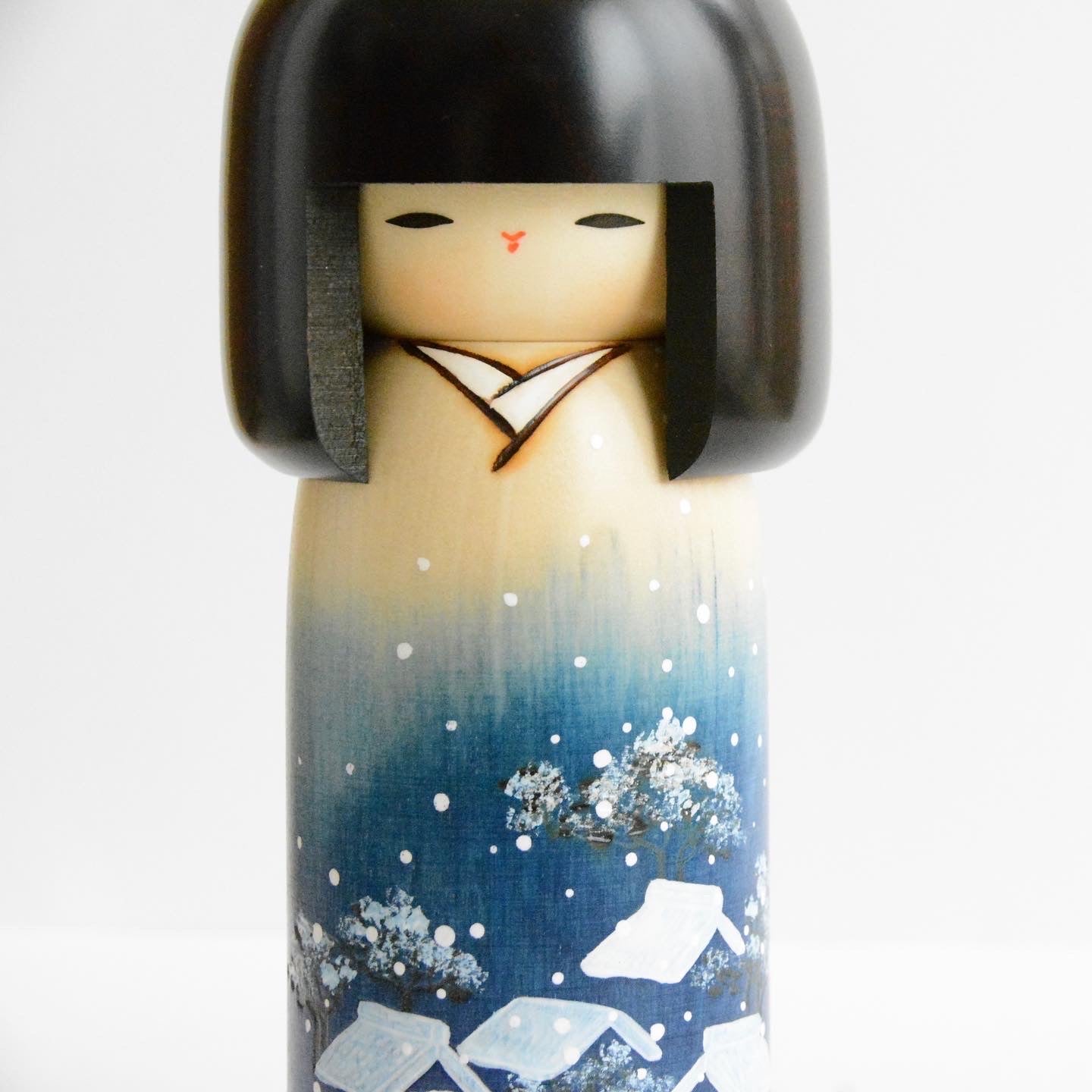 usaburo-kokeshi-yuki-gesh-paysage-enneig-kokeshi-classique-19-cm image 2