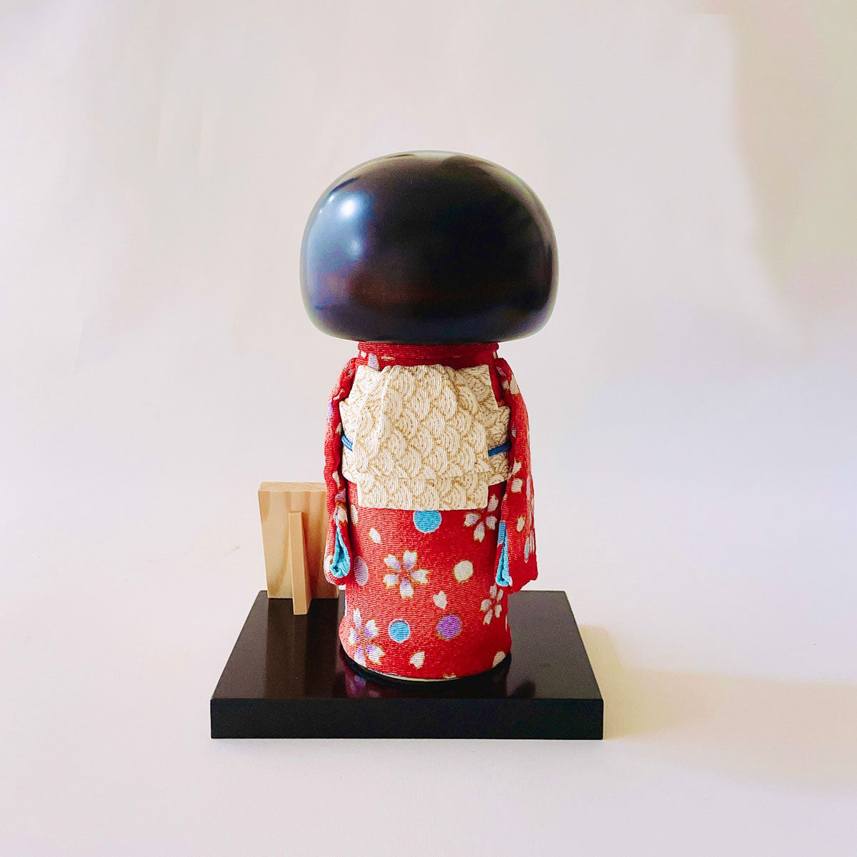 usaburo-kokeshi-hana-tsumugi-red-chirimen-figurine-19-cm image 4