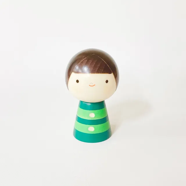 usaburo-kokeshi-boku-chan-gar-on-figurine-artisanale-90-mm image 1