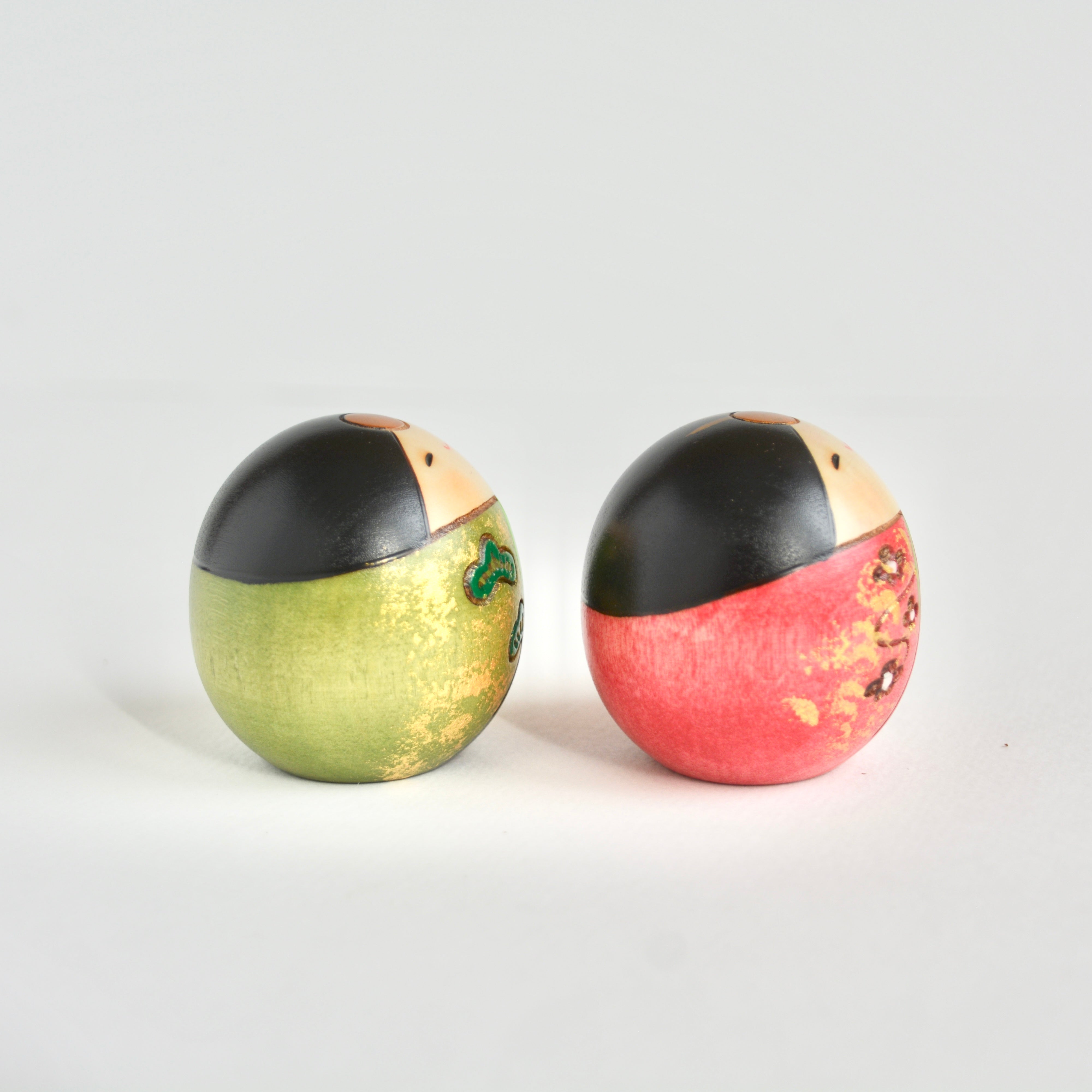 usaburo-kokeshi-shiawase-hina-bonheur-set-artisanal-avec-socle image 3