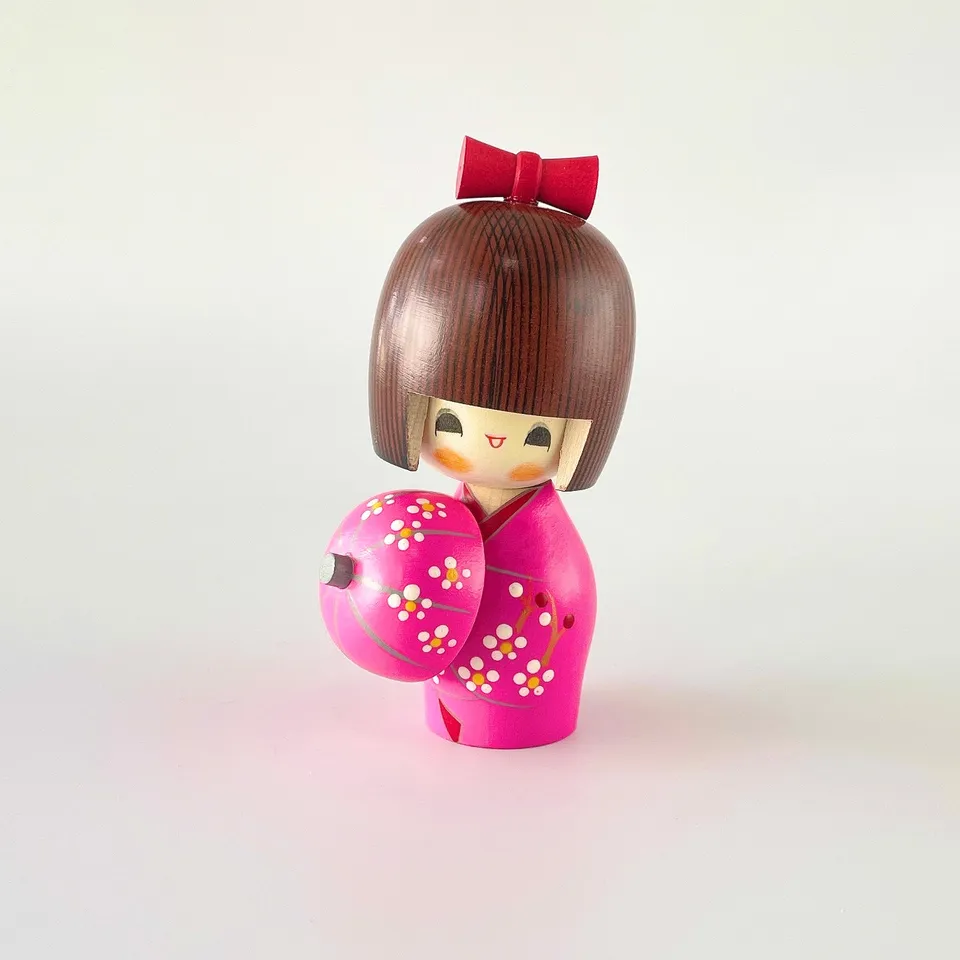usaburo-kokeshi-haru-urara-beautiful-spring-poup-e-kokeshi-artisanale-14-cm image 1