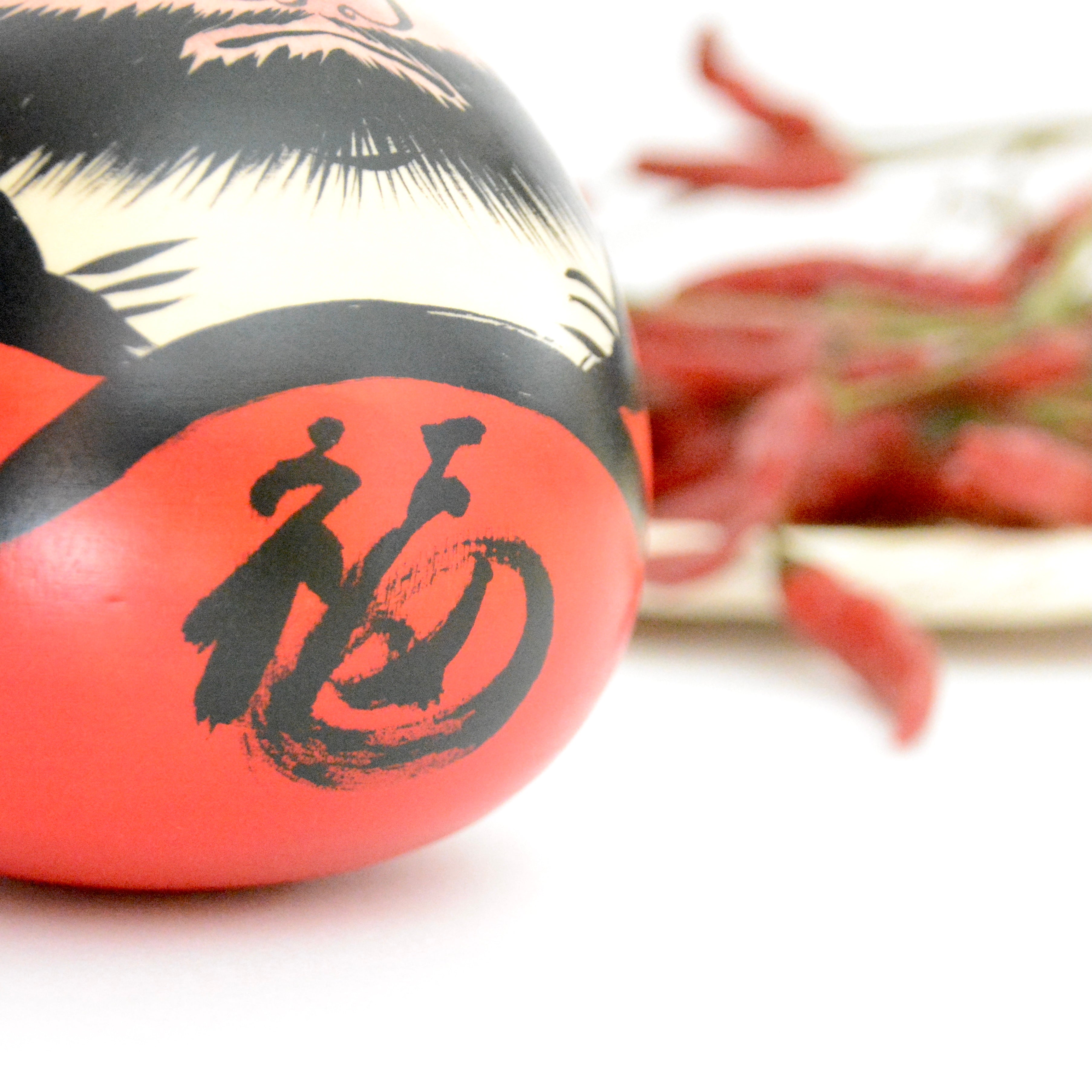usaburo-kokeshi-koro-koro-daruma-rouge-figurine-porte-bonheur-90-mm image 5