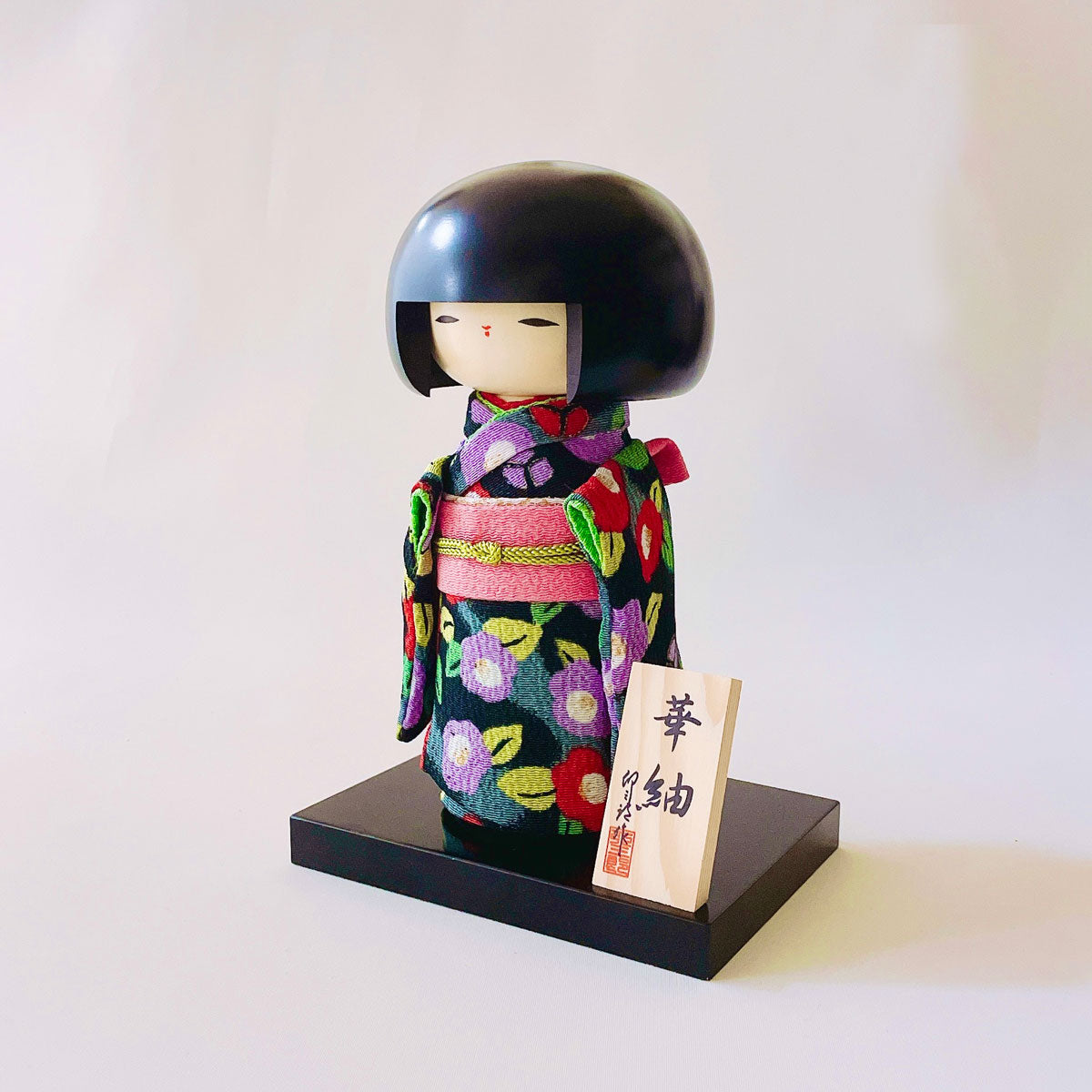 usaburo-kokeshi-hana-tsumugi-noir-chirimen-figurine-95-x-95-x-190-mm image 2