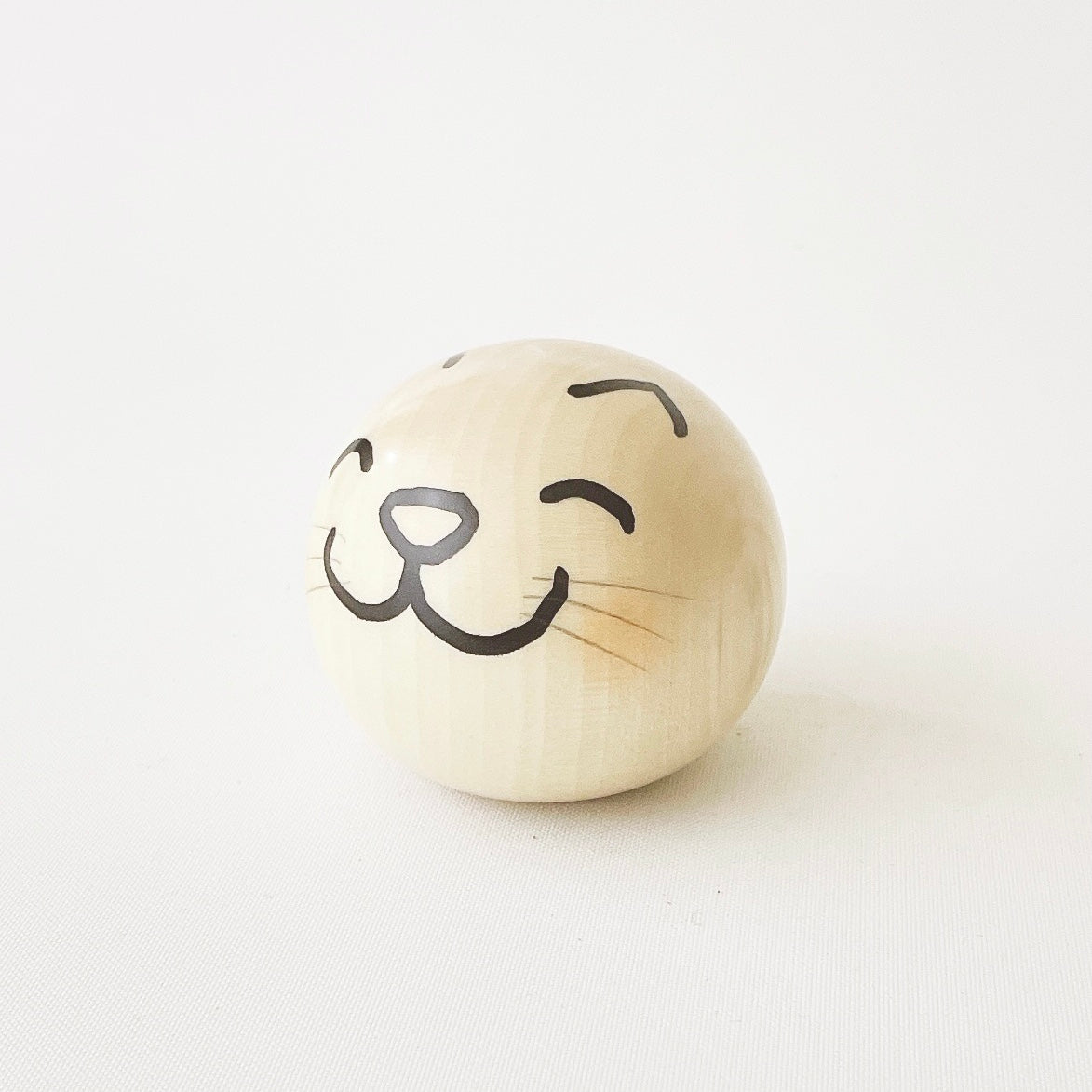 usaburo-kokeshi-yurakoro-chat-figurine-bascule-ronde-58-mm image 2