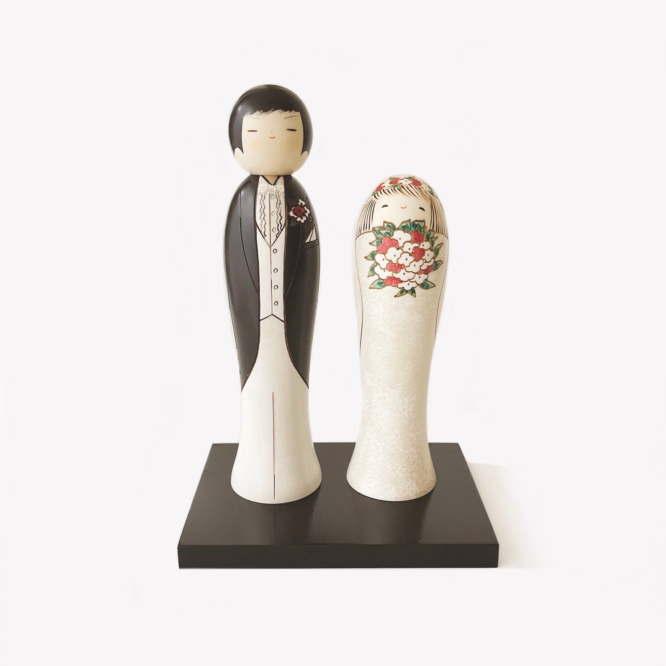 usaburo-kokeshi-wedding-set-2-poup-es-socle-coffret-mariage image 1