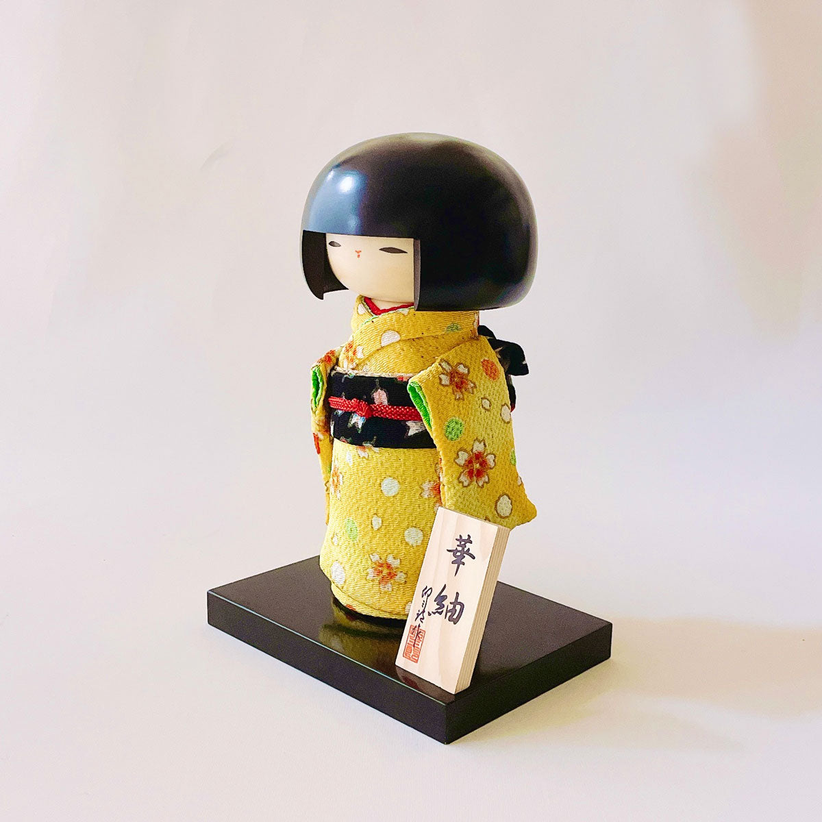 usaburo-kokeshi-hana-tsumugi-jaune-poup-e-kokeshi-chirimen-19-cm image 2
