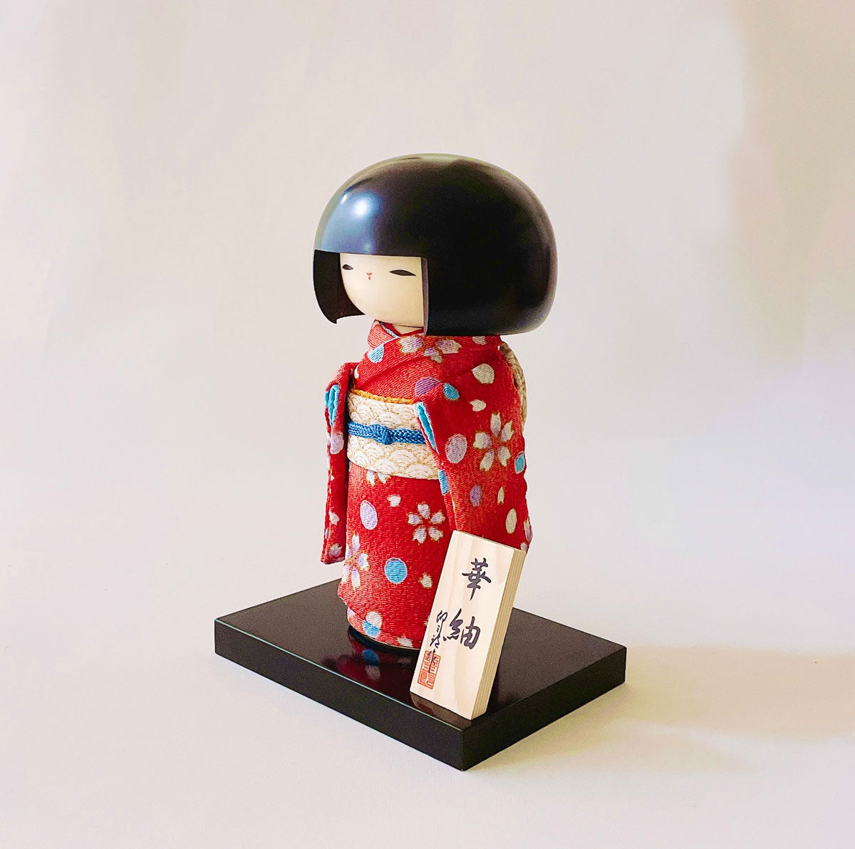 usaburo-kokeshi-hana-tsumugi-red-chirimen-figurine-19-cm image 2
