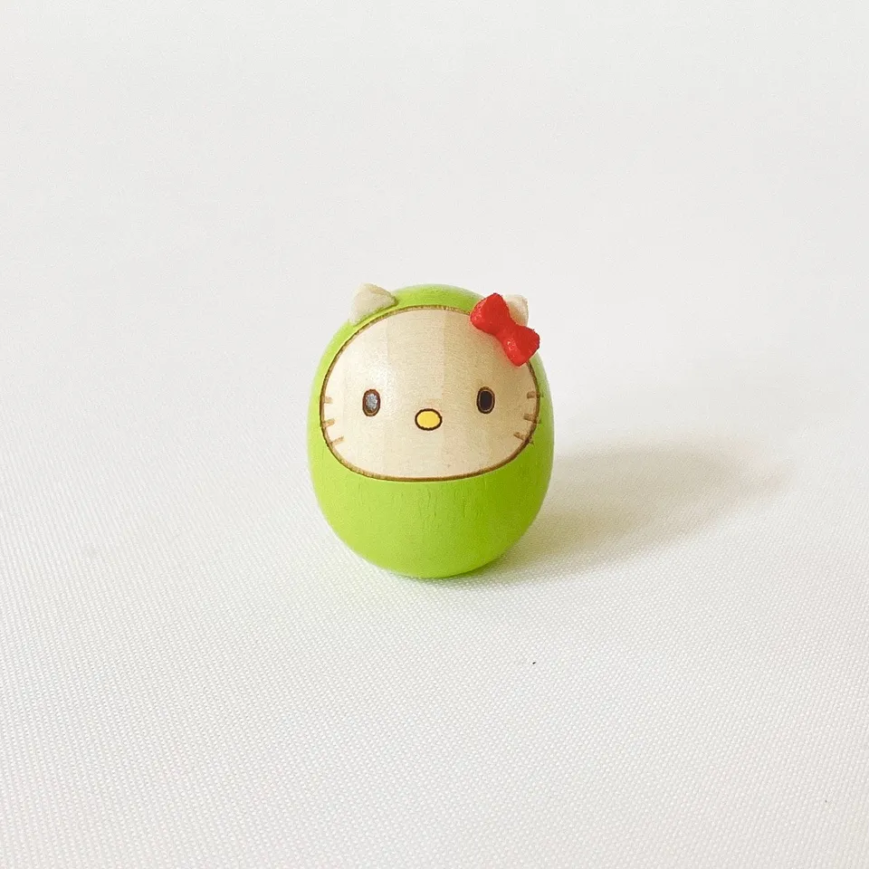 usaburo-kokeshi-hello-kitty-mame-daruma-35-mm-jaune-vert image 1