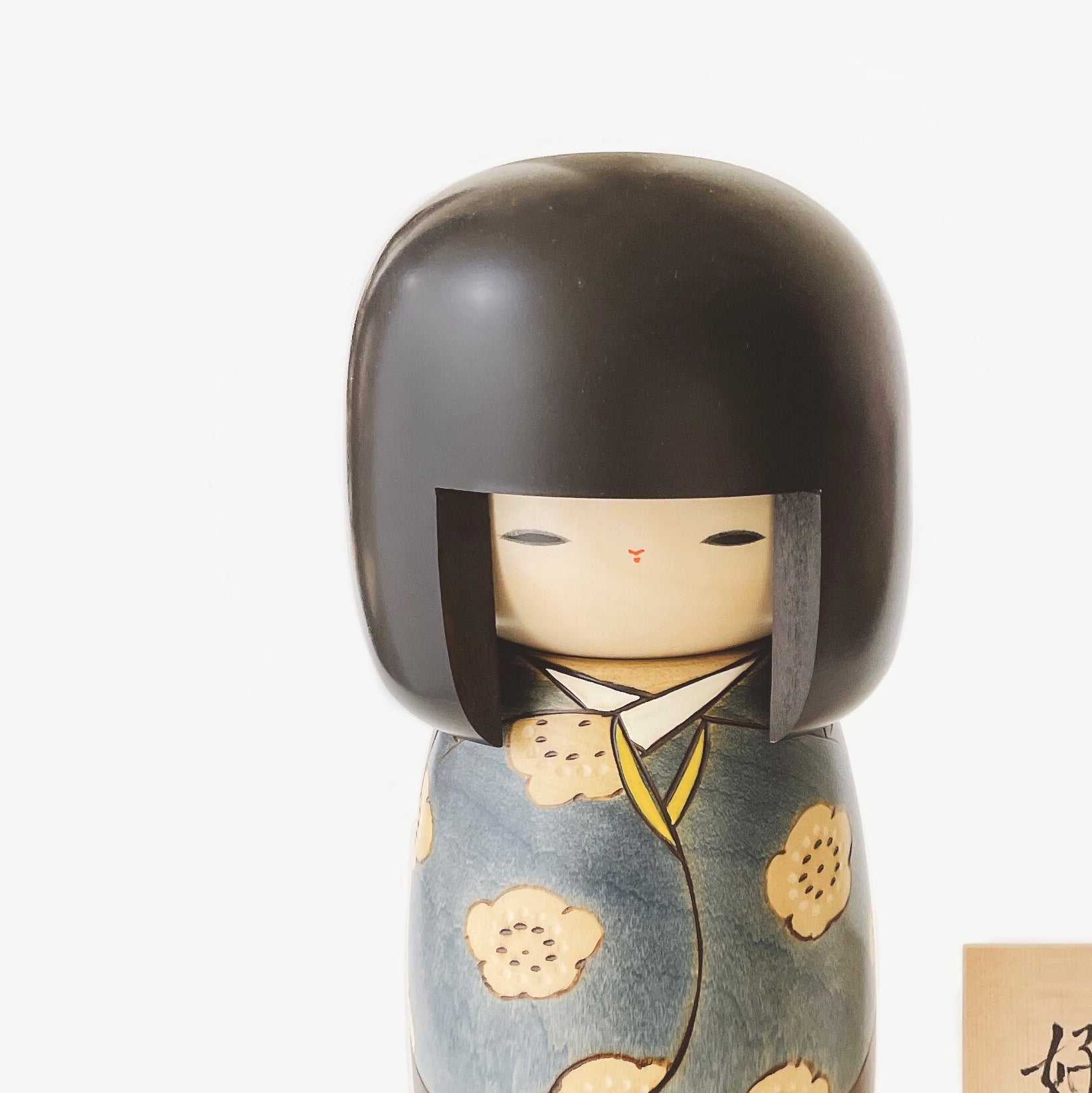 usaburo-kokeshi-k-jitsu-good-day-blue-ll-poup-e-kokeshi-artisanale-32-cm image 2