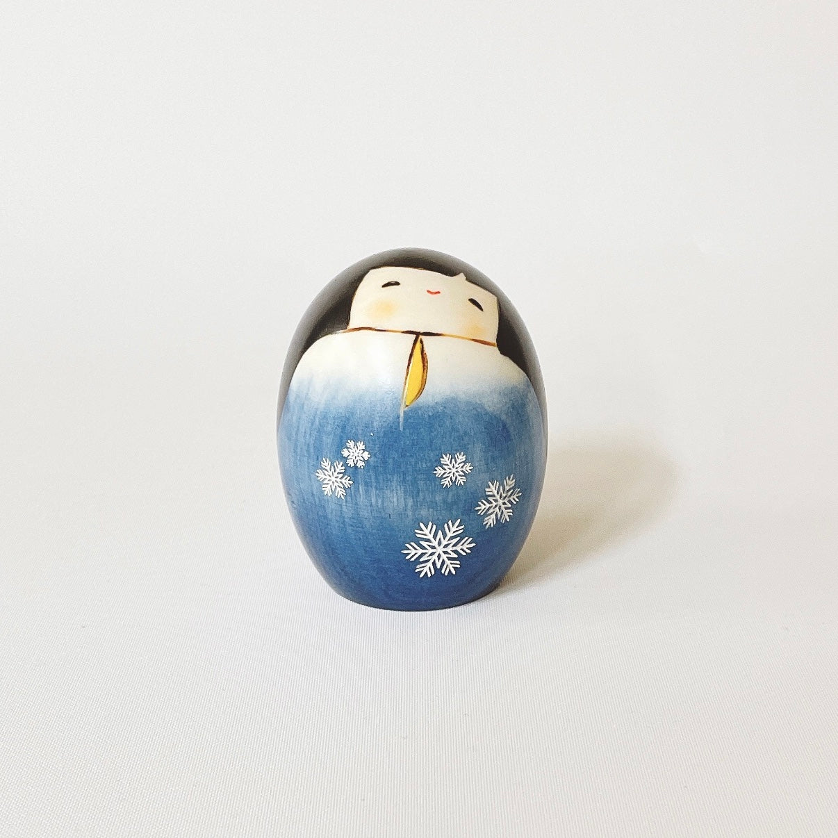 usaburo-kokeshi-yuki-no-sei-s-blue-figurine-miniature-artisanale-70-mm image 1
