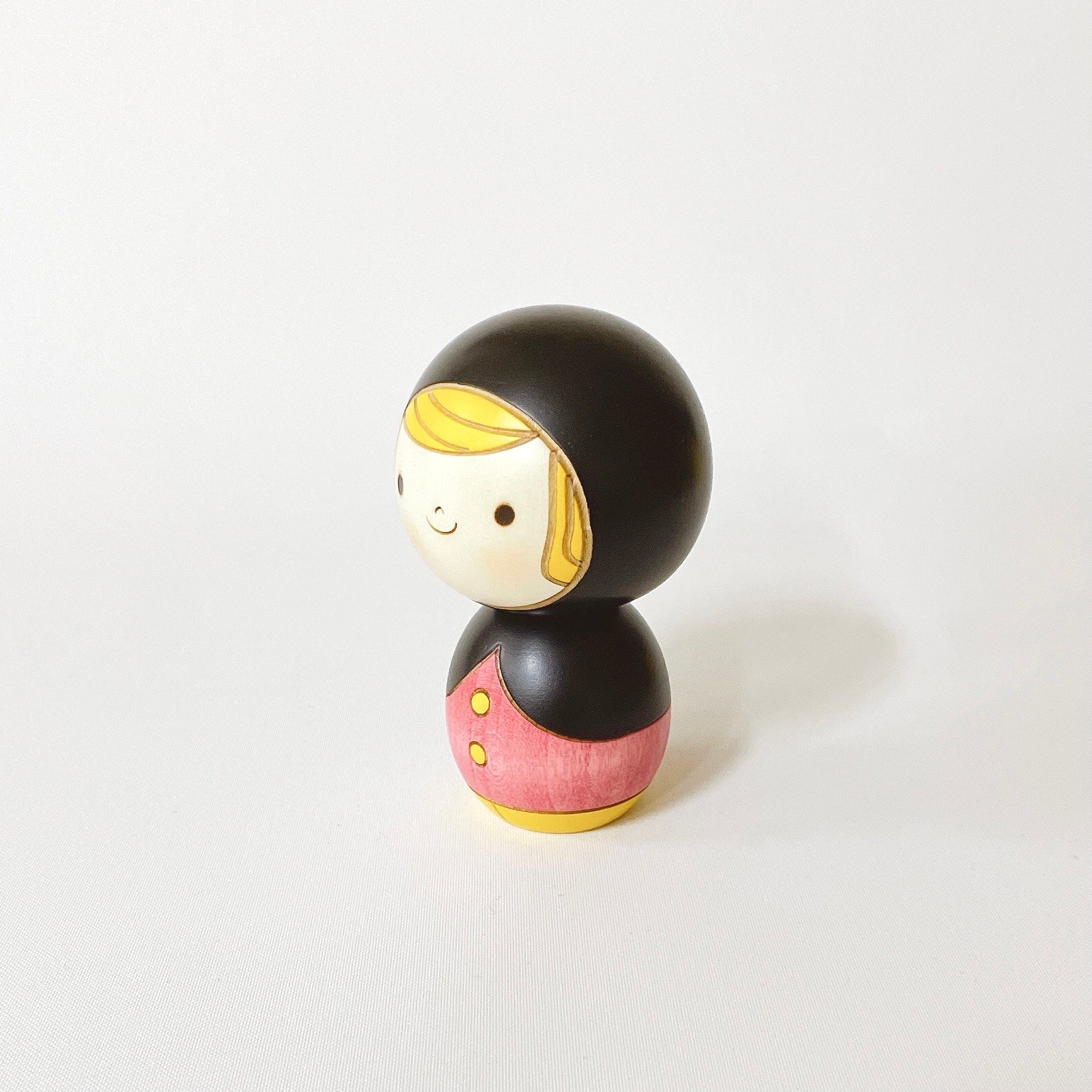 usaburo-kokeshi-zukin-chan-petit-chaperon-noir-figurine-9-5-cm-rose image 2